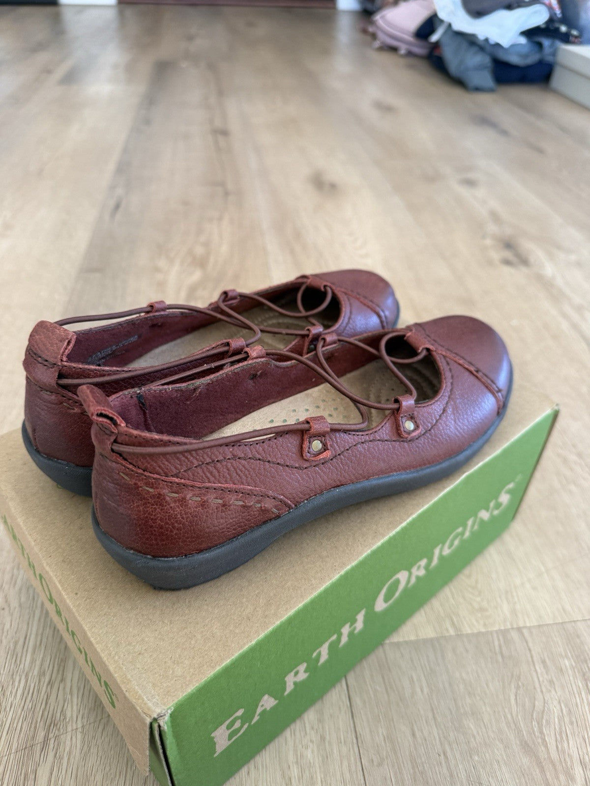 NIB Earth Origins leather bungee lace slip on- Loncon- Brown Sz 6.53