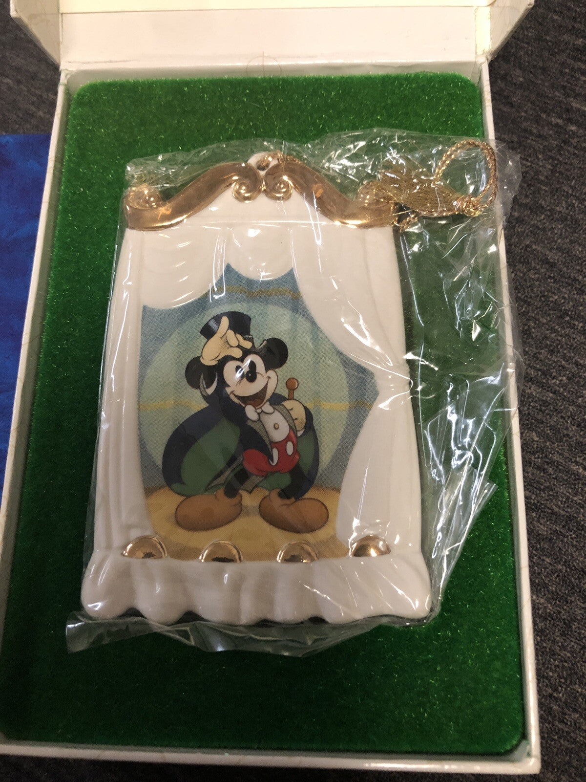 WALT DISNEY COLLECTOR SOCIETY 1997 MAGICIAN MICKEY MOUSE ORNAMENT1