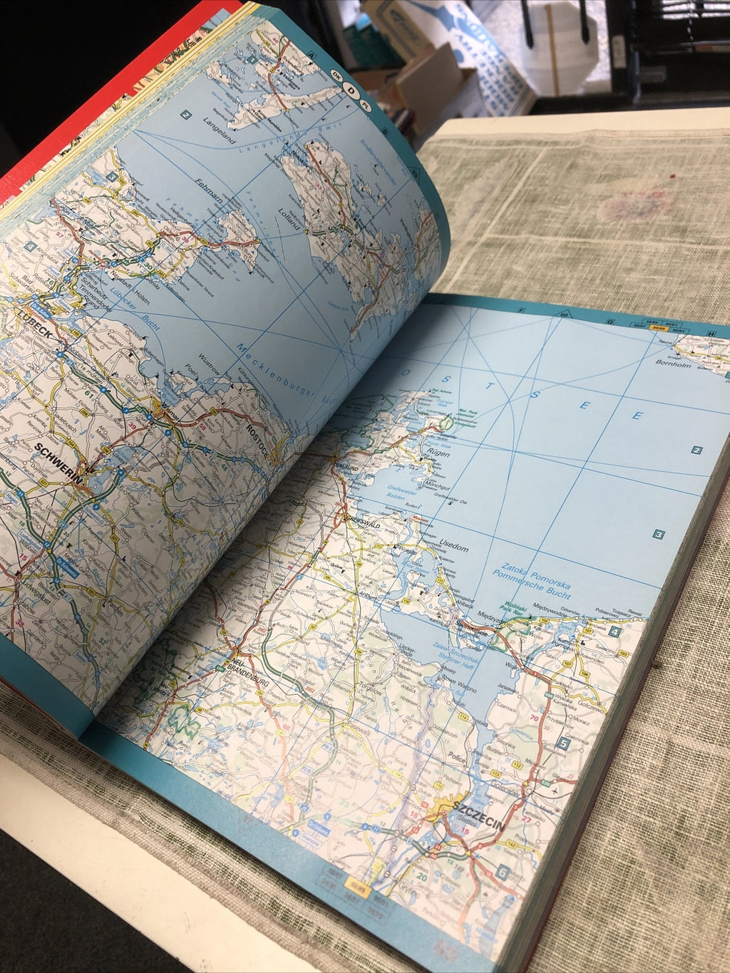 NEW ATLAS EUROPE ROAD ATLAS : 1:800,000 HALLWAG INTERNATIONAL3