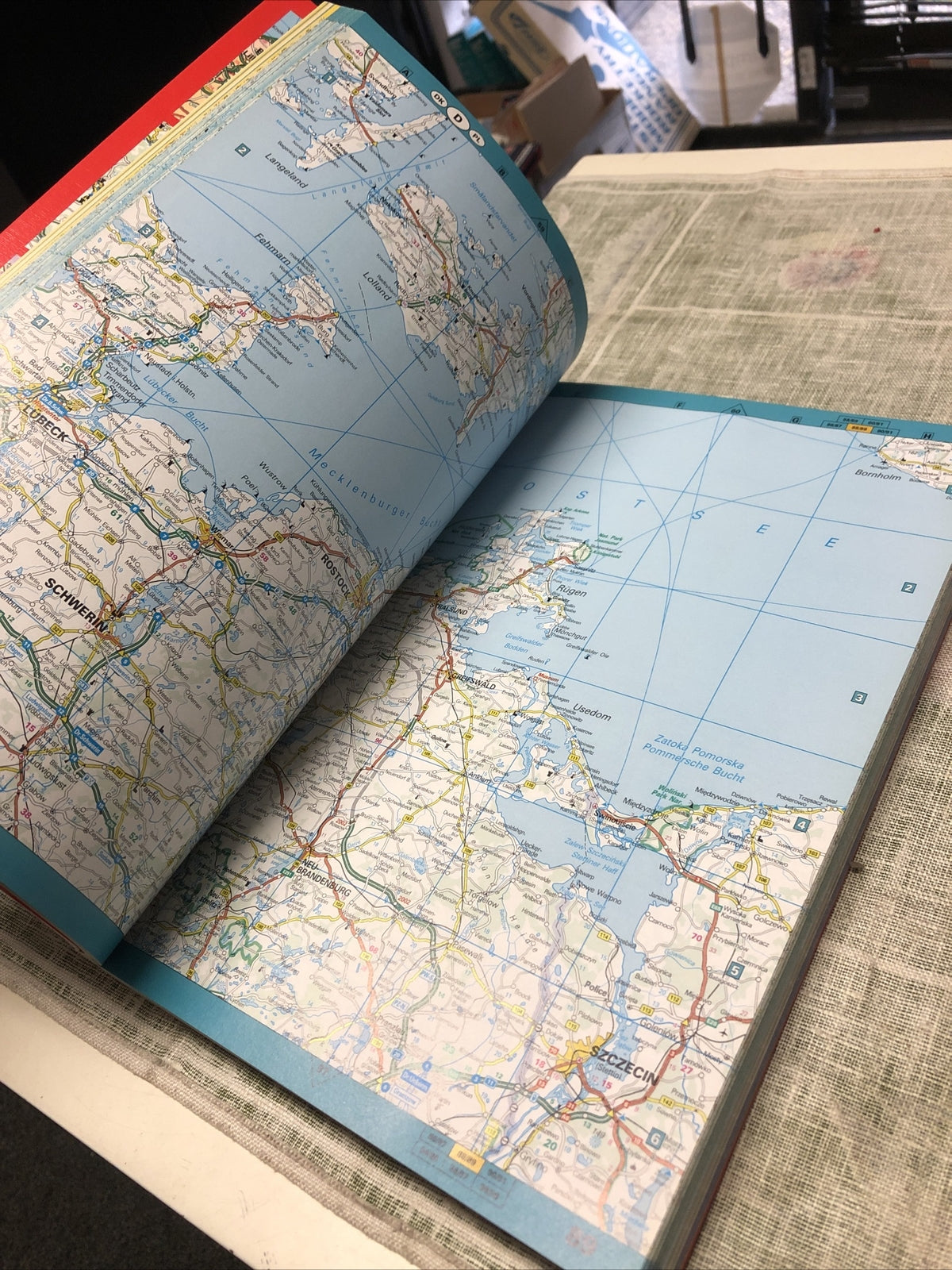 NEW ATLAS EUROPE ROAD ATLAS : 1:800,000 HALLWAG INTERNATIONAL3