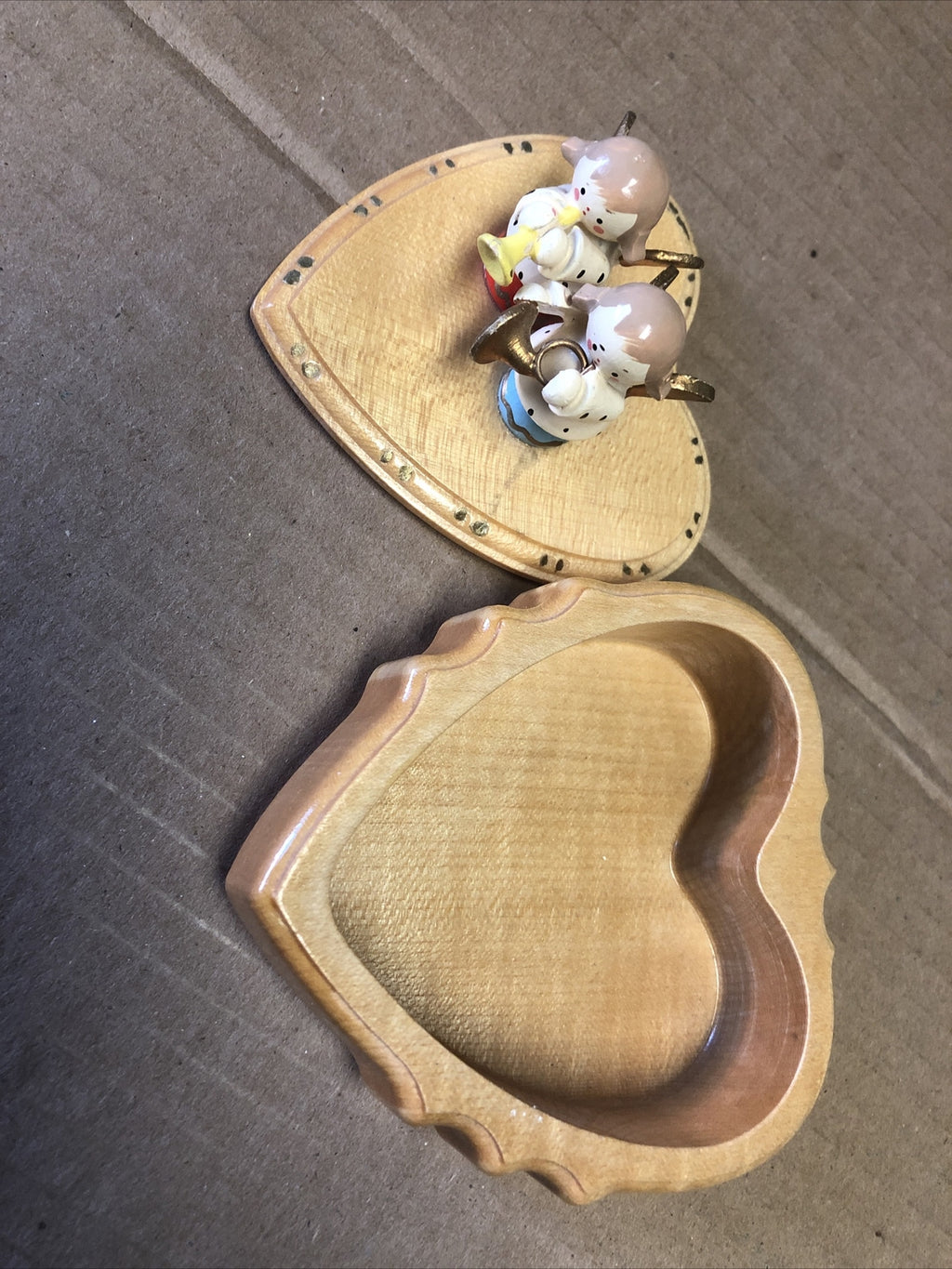 VINTAGE MINIATURE WOOD TRINKET BOX HEART SHAPED ANGELS PLAYING INSTRUMENTS4