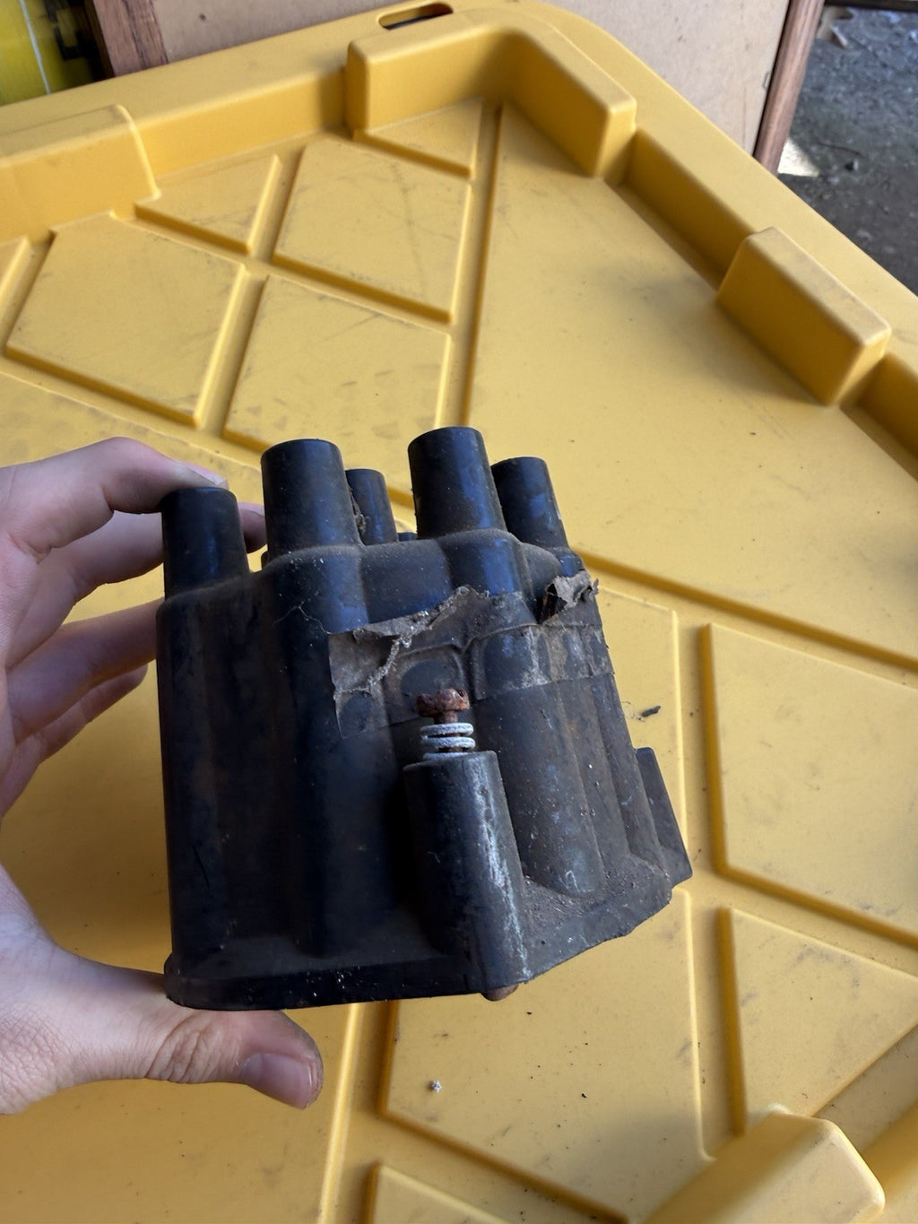 Chevrolet Corvette 1958 • Distributor Cap Delco Remy #1110890. Used.5