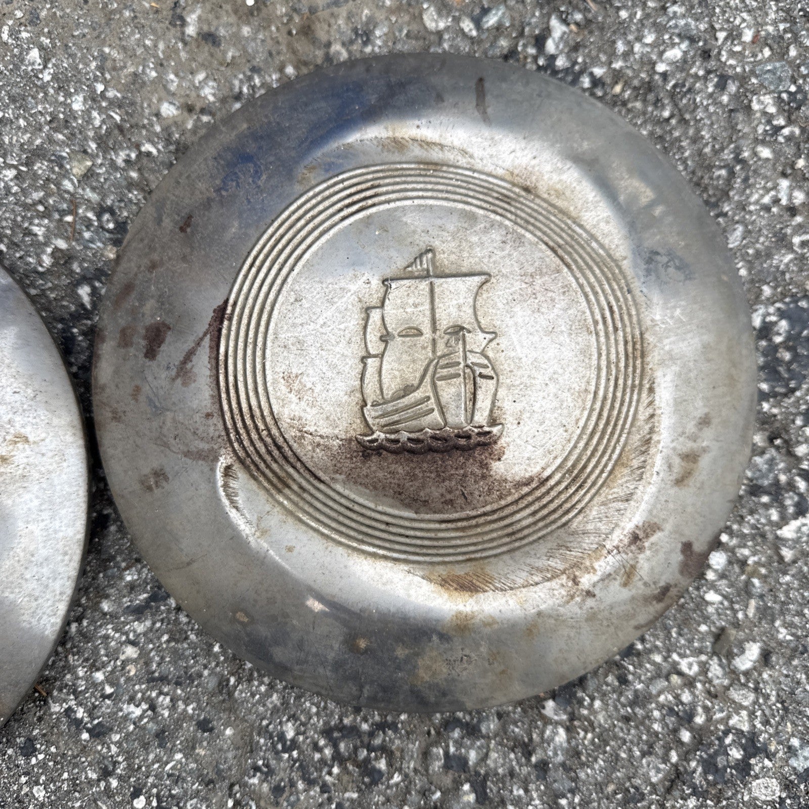 1939-40 PLYMOUTH BABY MOON HUBCAP - PLYMOUTH MAYFLOWER SHIP1