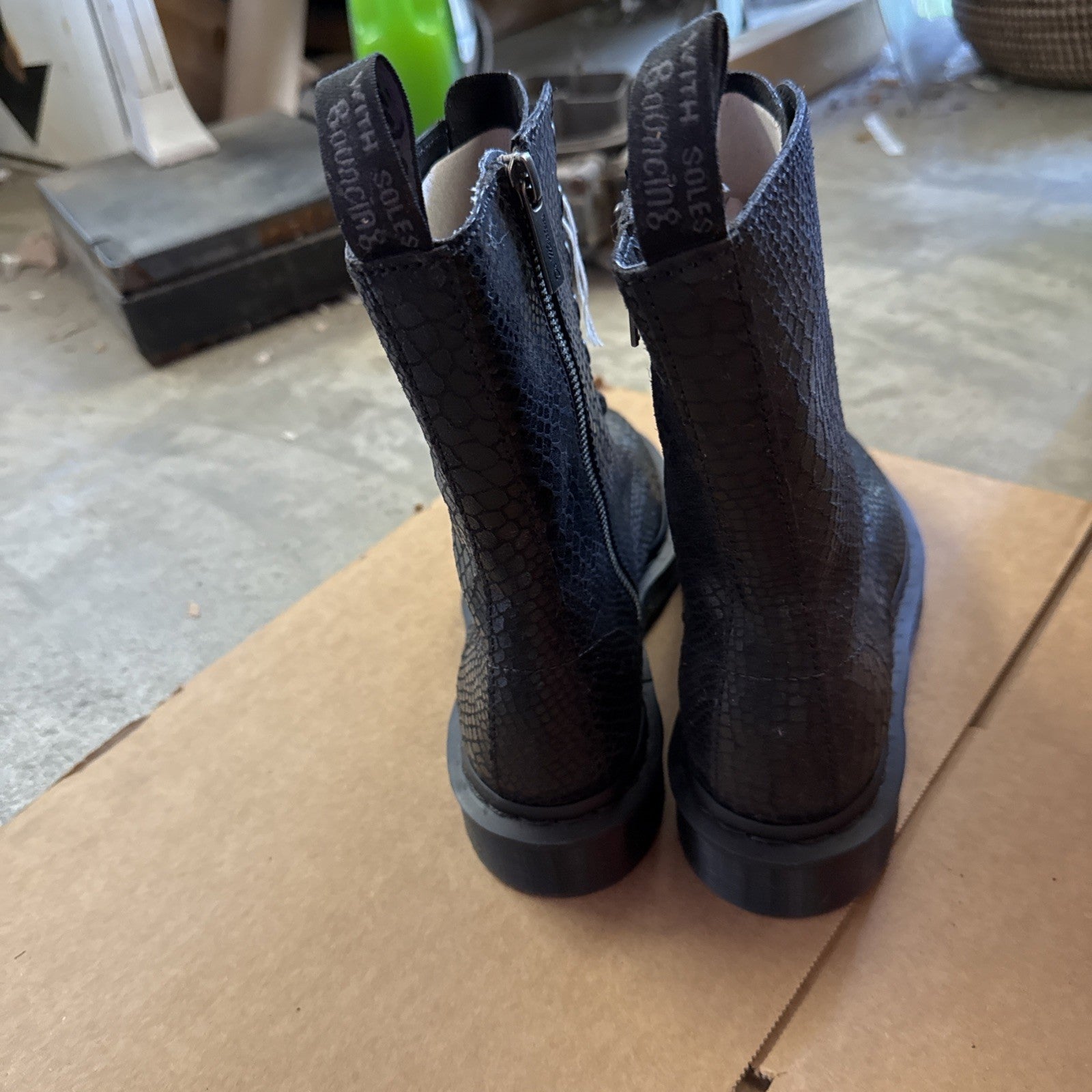 Dr. Martens Alix AW004 Black Pointy Toe  Zippered/Lace Snakeskin Pattern Size 73