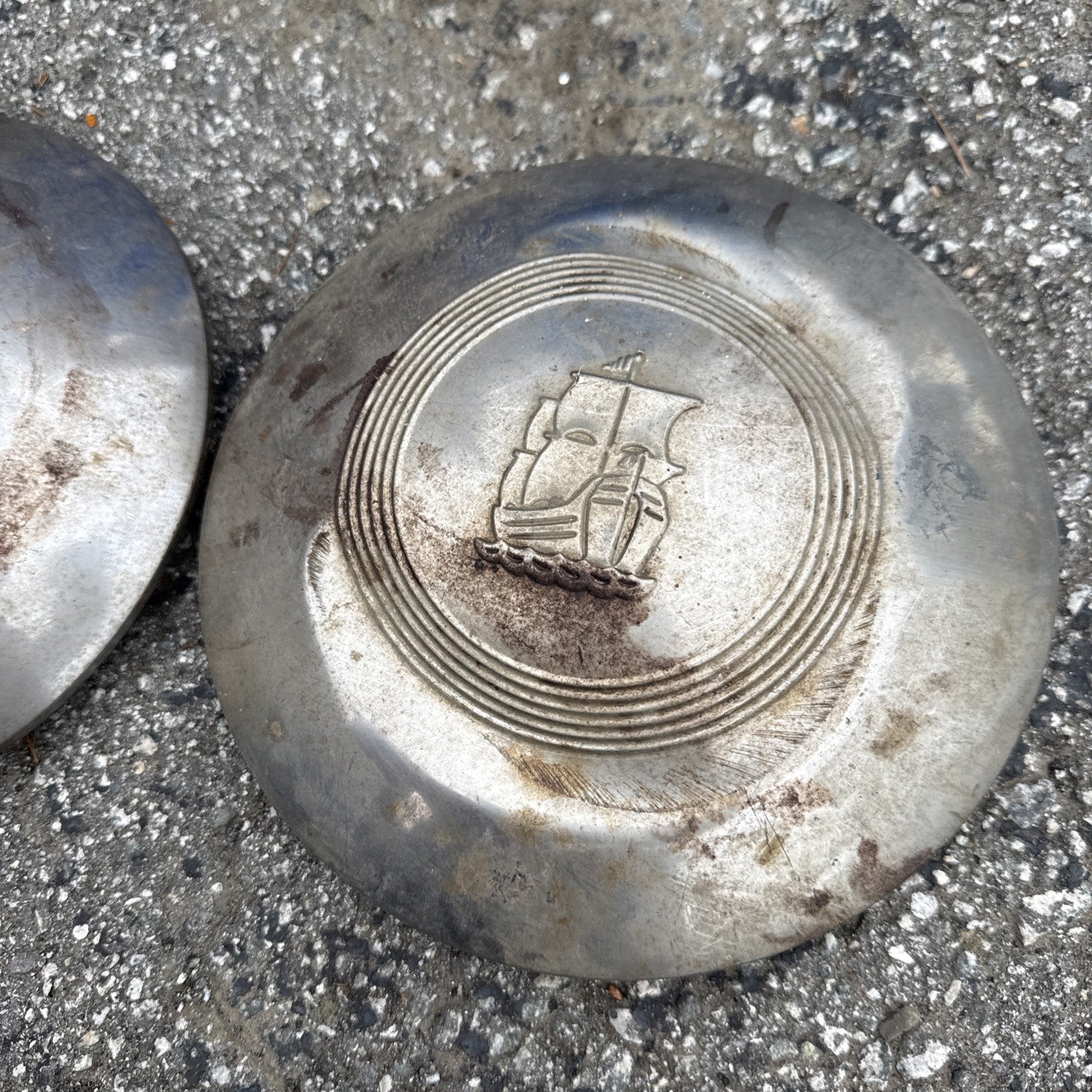 1939-40 PLYMOUTH BABY MOON HUBCAP - PLYMOUTH MAYFLOWER SHIP3