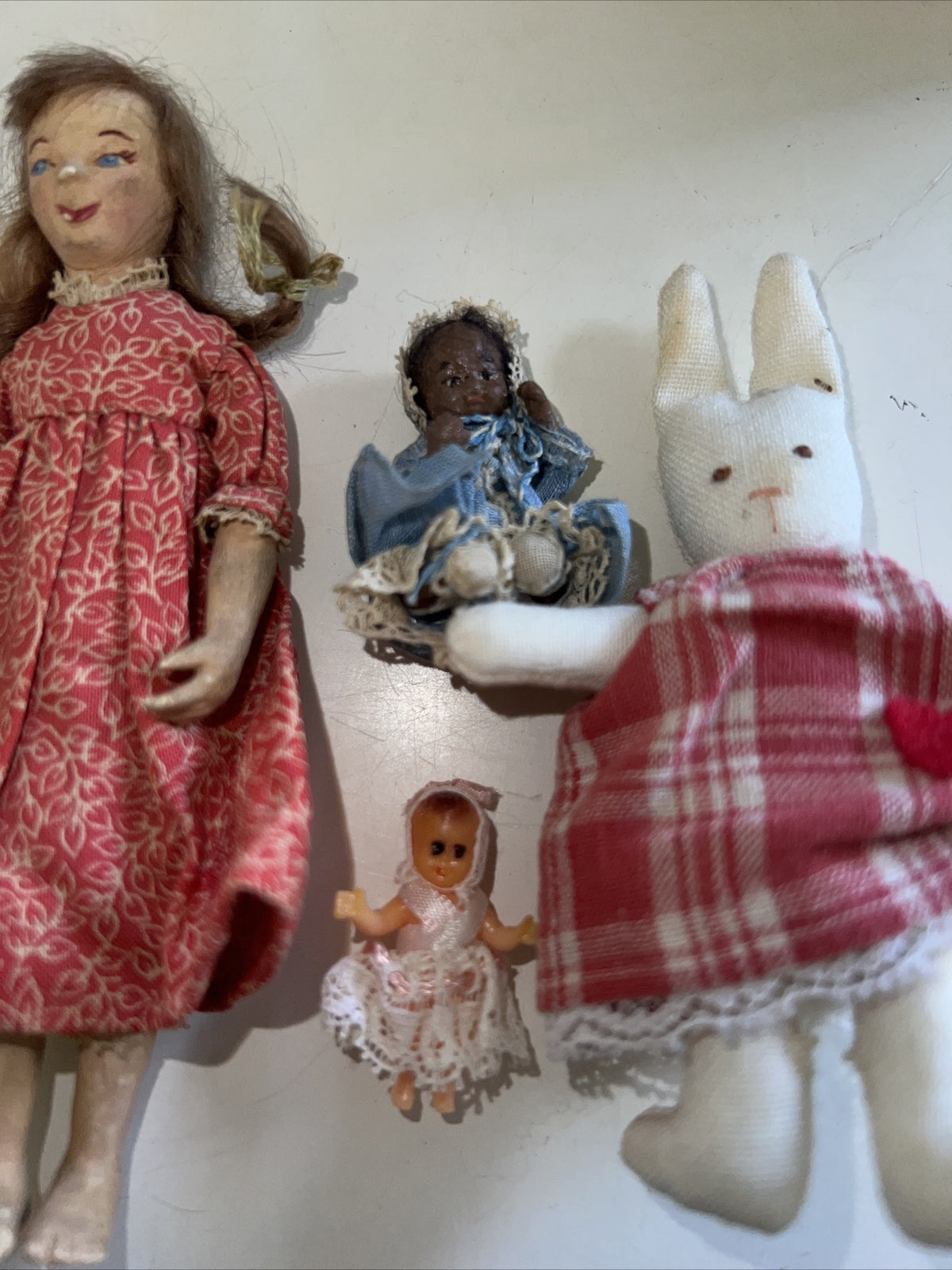 Small Lot of Random Dollhouse Dolls Miniature Bunny Baby and German Doll Set3
