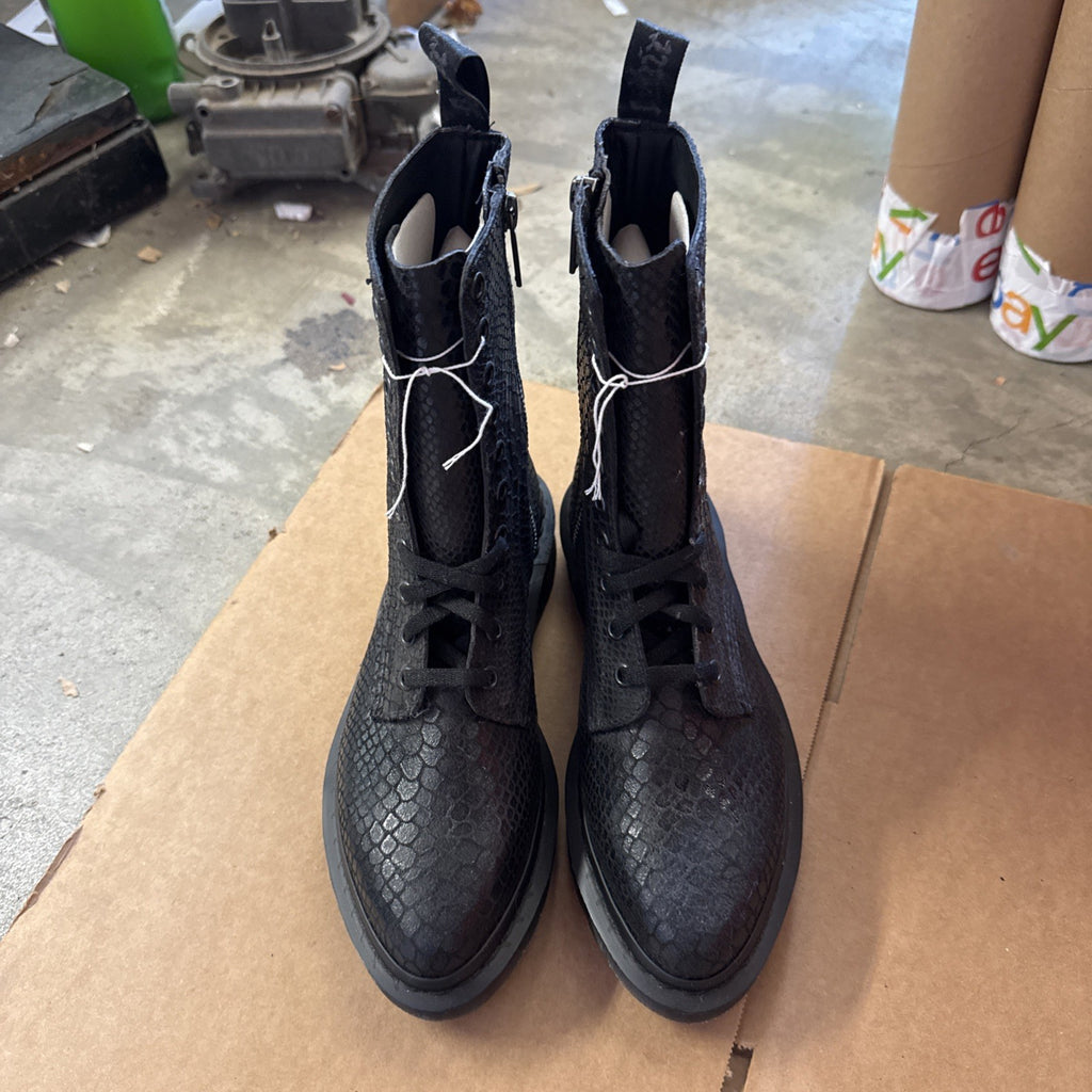 Dr. Martens Alix AW004 Black Pointy Toe  Zippered/Lace Snakeskin Pattern Size 71
