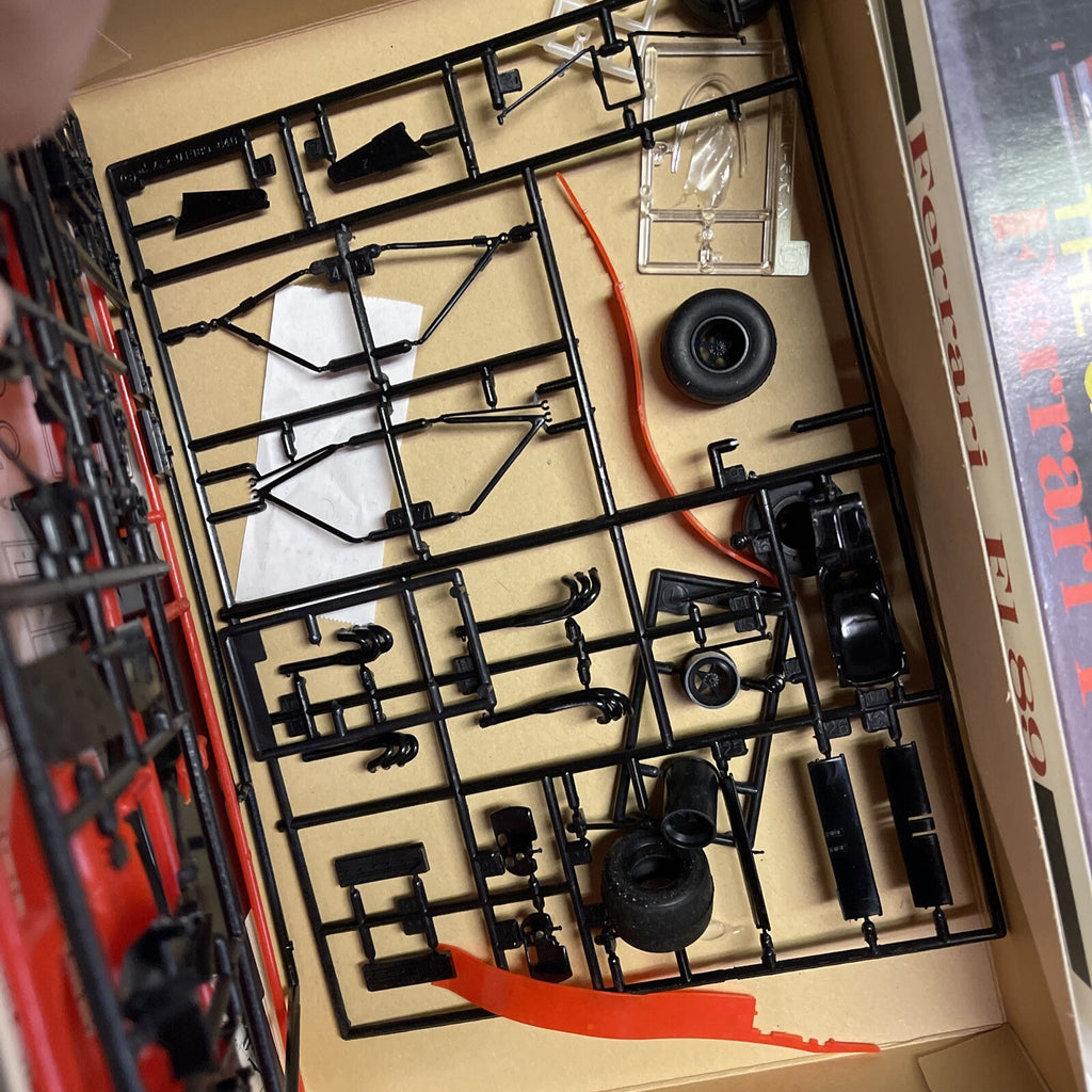 1/24 Hasegawa Ferrari F1 89 Maintaining / Marboro Unbuilt3