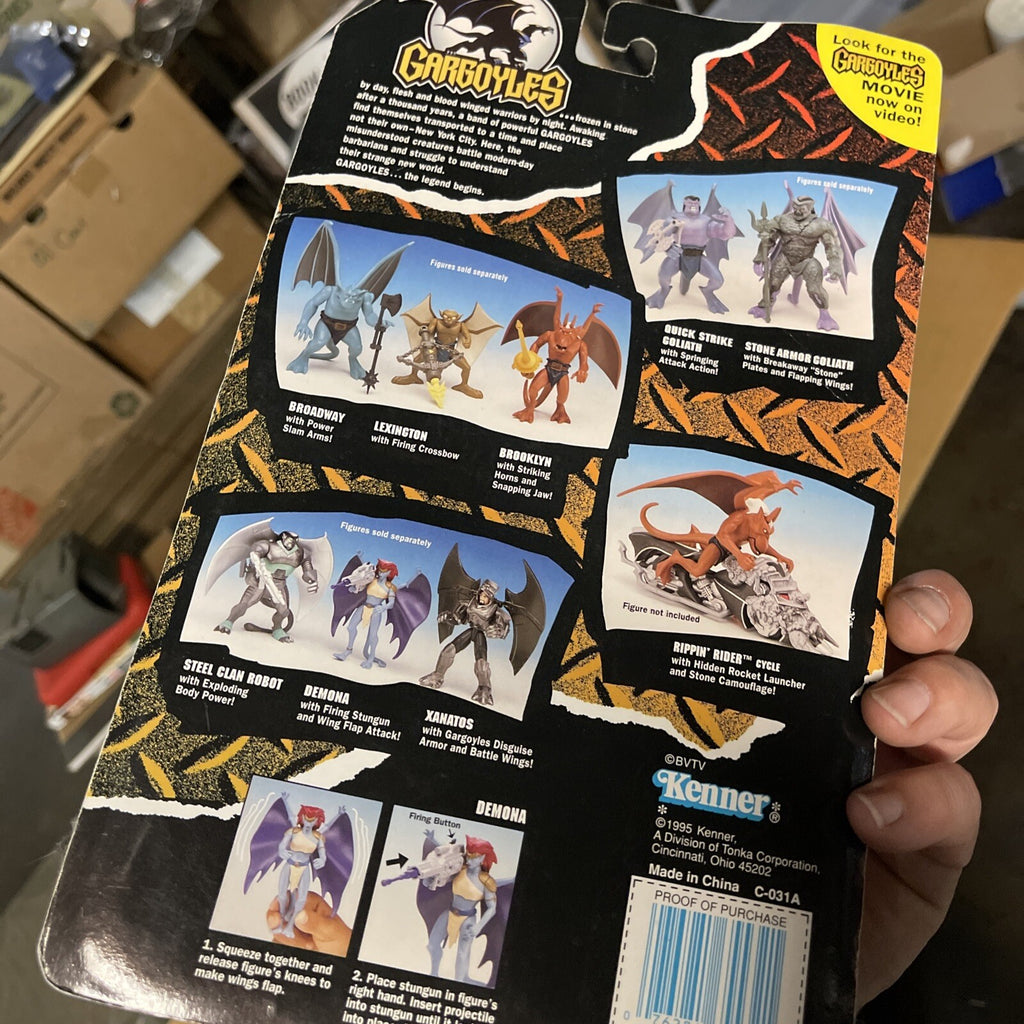 Gargoyles DEMONA w/ Firing Stun Gun 1995 Action Figure Kenner  New CARDED5
