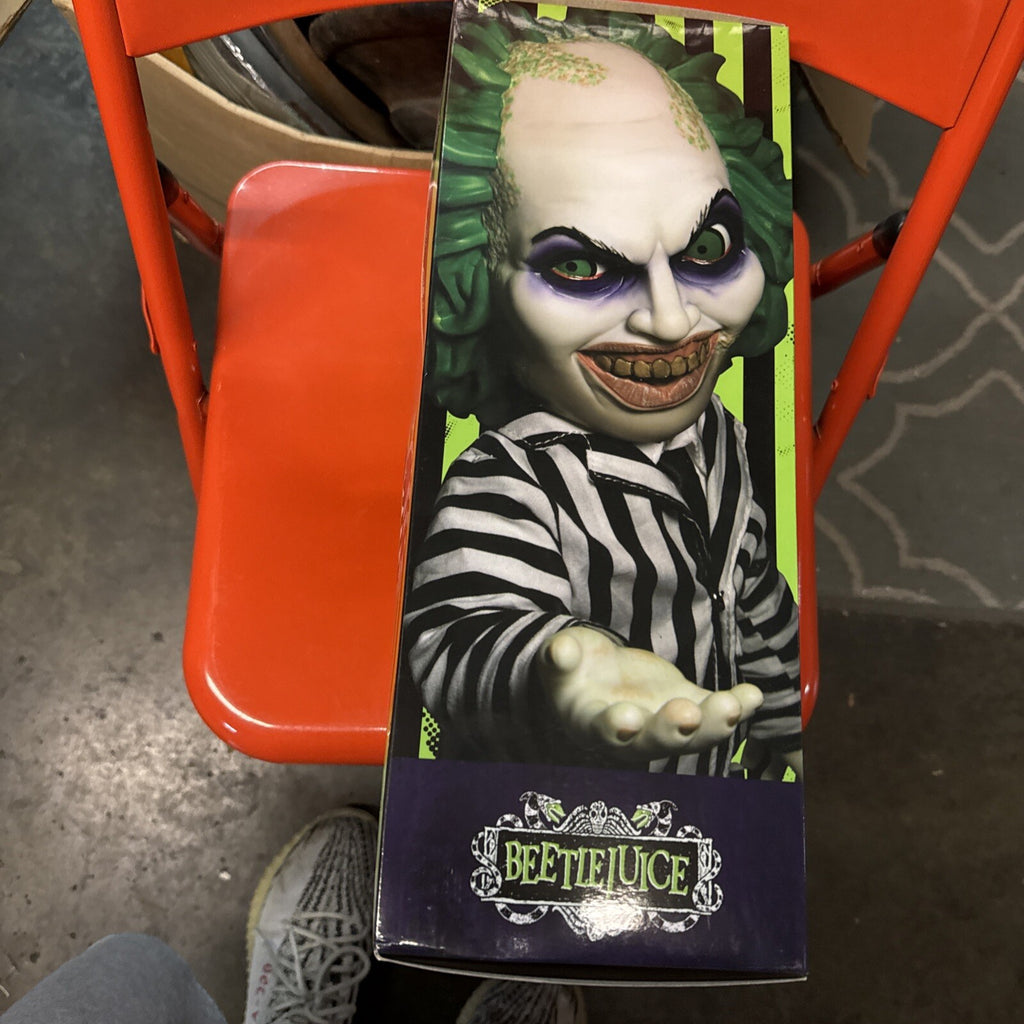 Mezco - MDS Mega Scale - Talking Beetlejuice 15 inch tall5