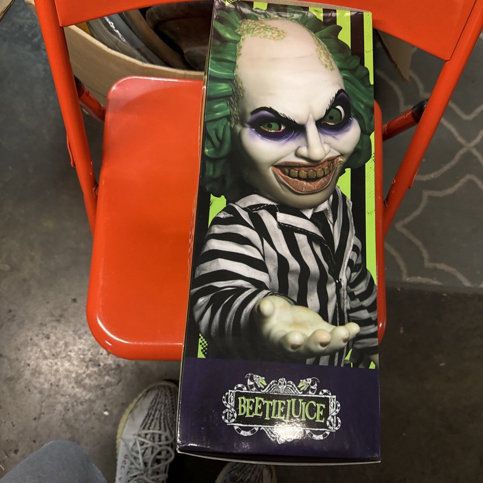 Mezco - MDS Mega Scale - Talking Beetlejuice 15 inch tall5