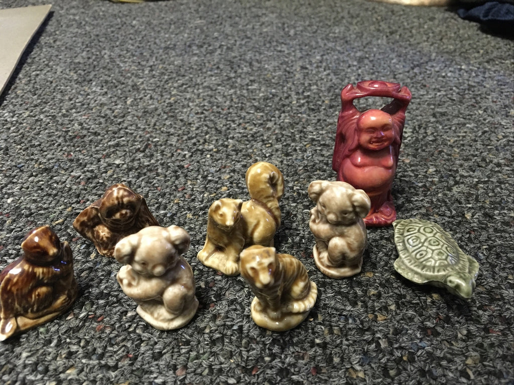 Lot 8: Vintage Brown, Red, Green, White Figurine Figure Chinese Mini Figures1