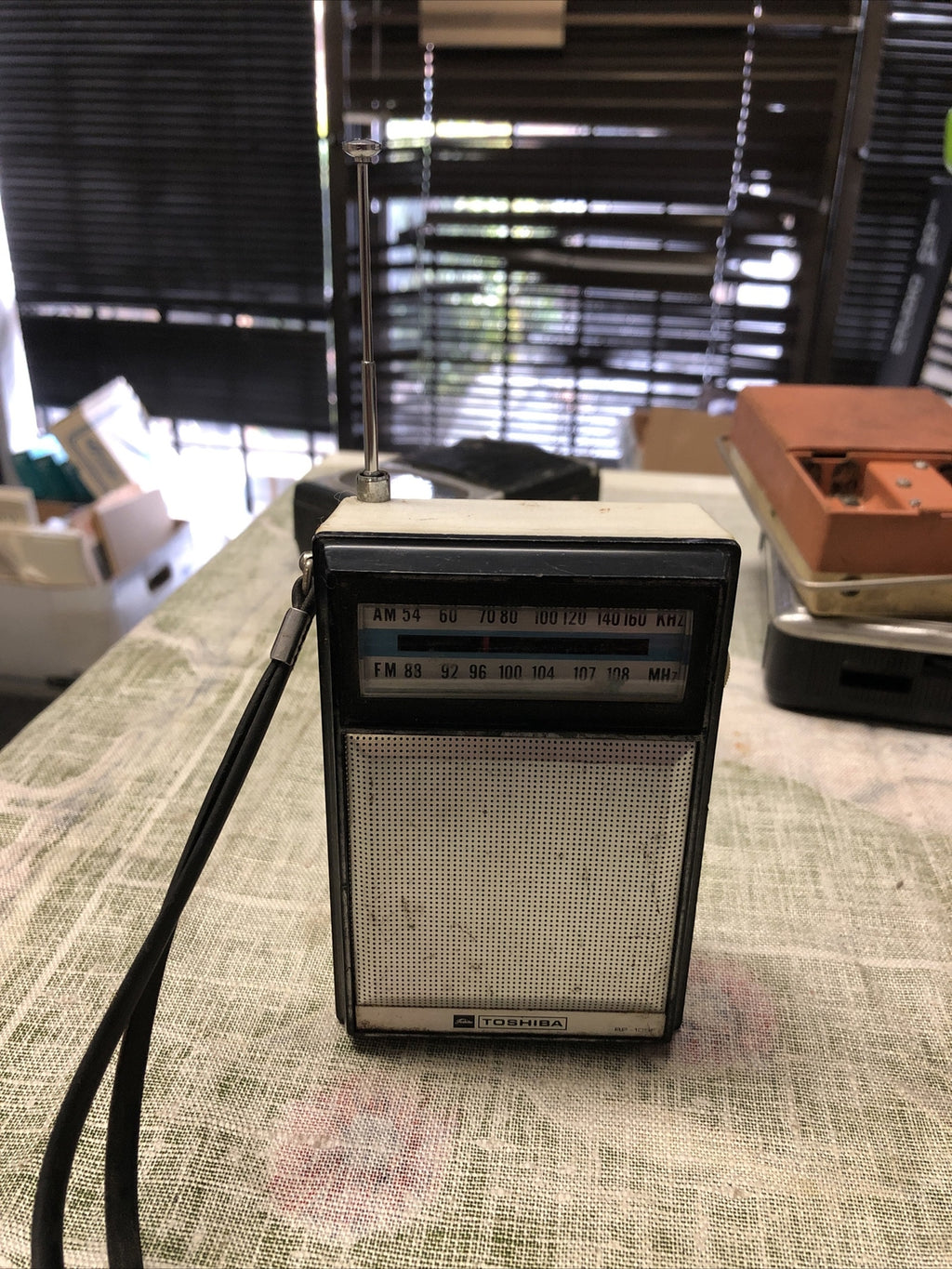 Vintage 1960s Toshiba RP-109F AM/FM Radio0