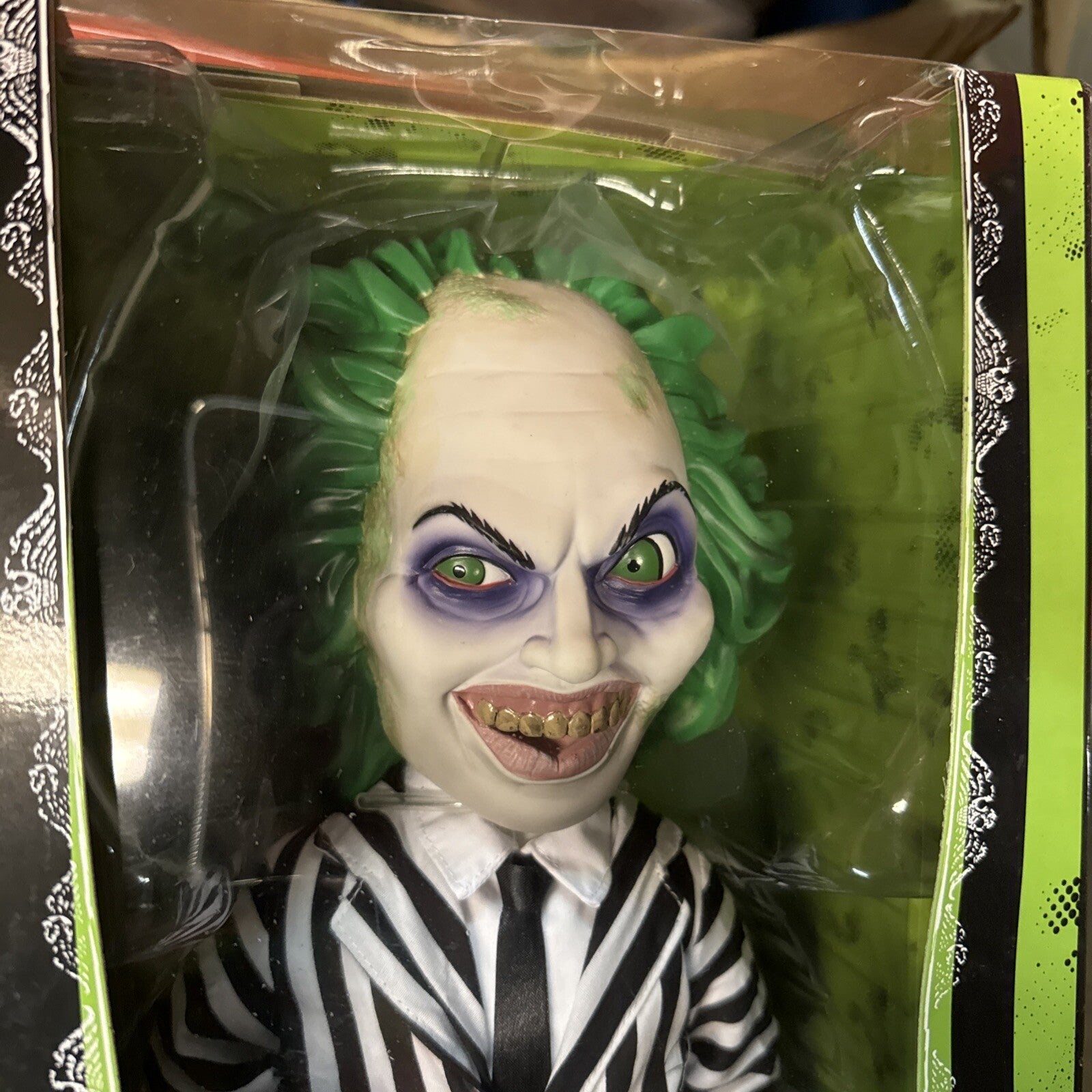 Mezco - MDS Mega Scale - Talking Beetlejuice 15 inch tall1