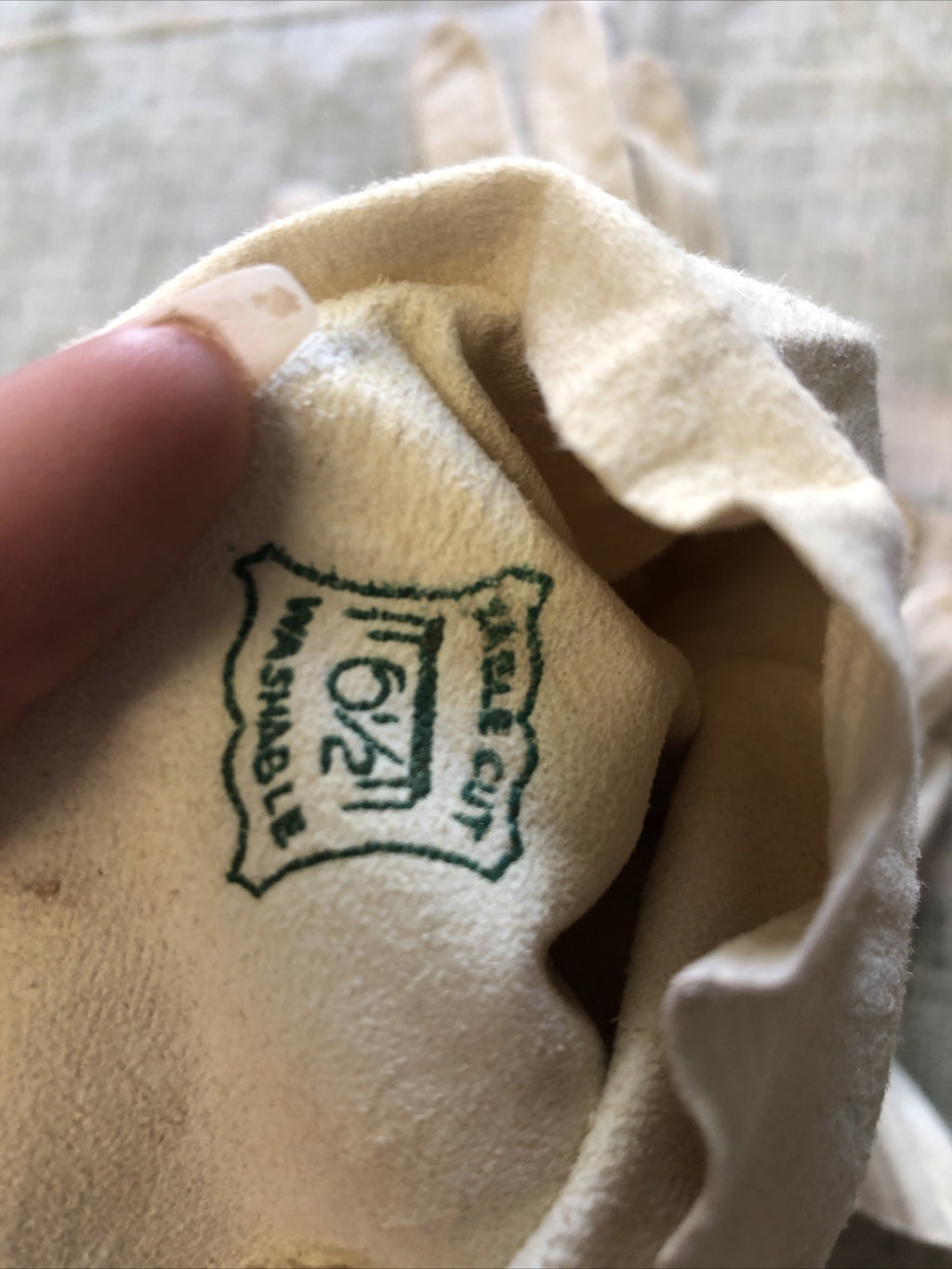 True Vintage Ladies Off White Gloves Nylon Size 6 1/22