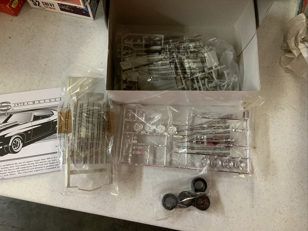 AMT ERTL 1:25 Scale Model Kit - 1970 Chevy Chevelle SS454 -4