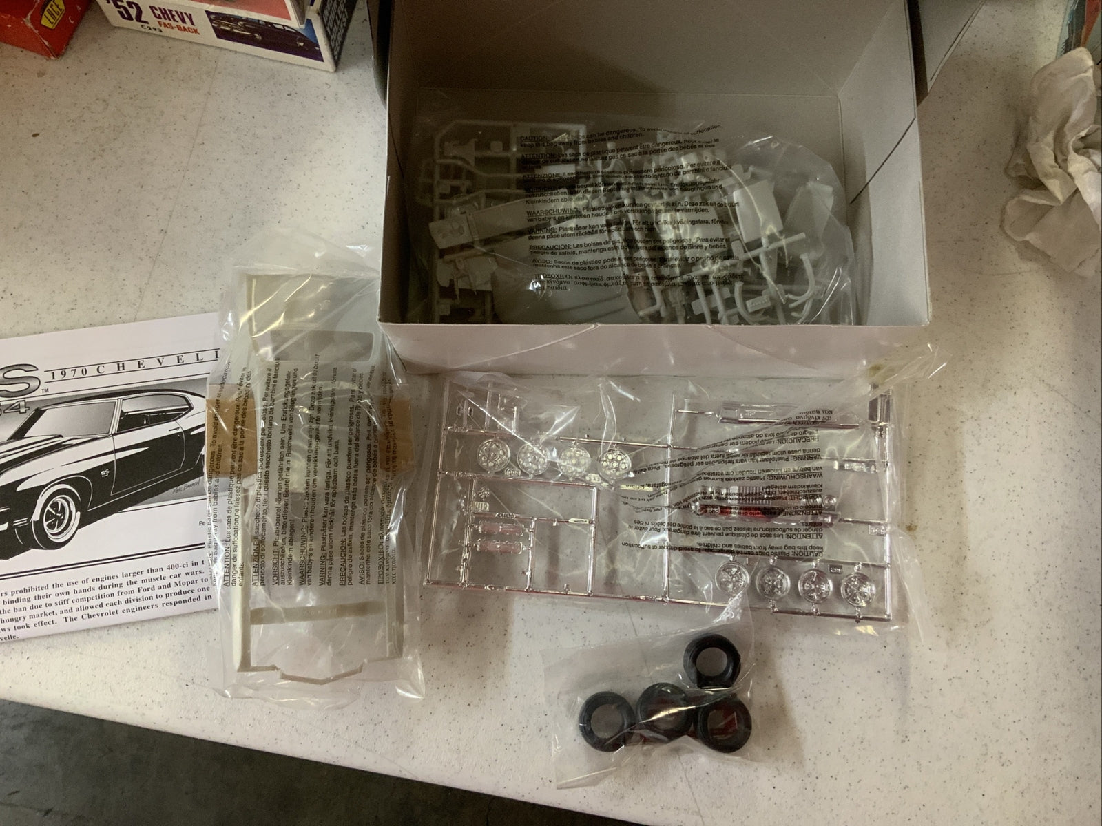 AMT ERTL 1:25 Scale Model Kit - 1970 Chevy Chevelle SS454 -4