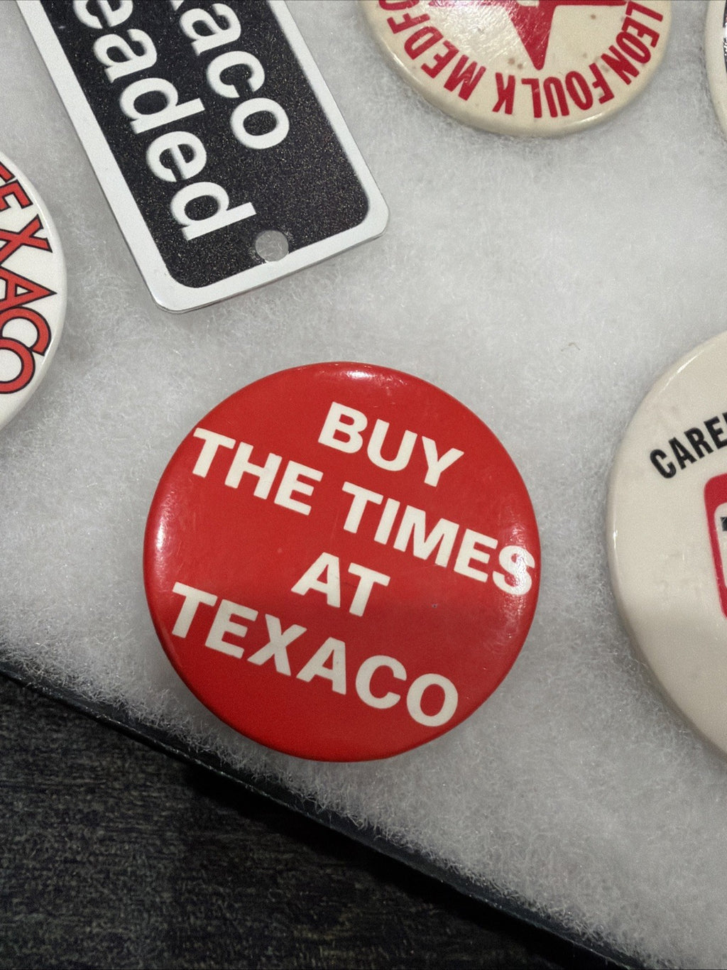 Vintage Texaco Memorabilia Display Sign Lot Pins Pin Back3