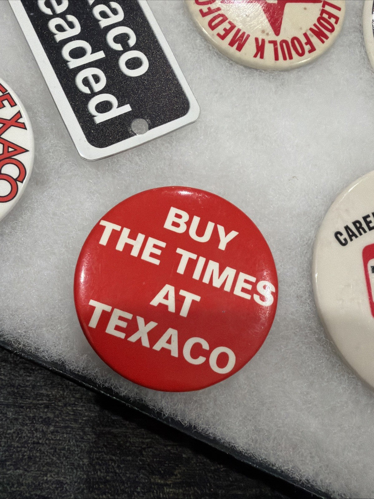 Vintage Texaco Memorabilia Display Sign Lot Pins Pin Back3