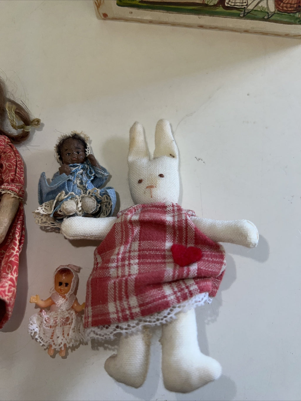 Small Lot of Random Dollhouse Dolls Miniature Bunny Baby and German Doll Set2