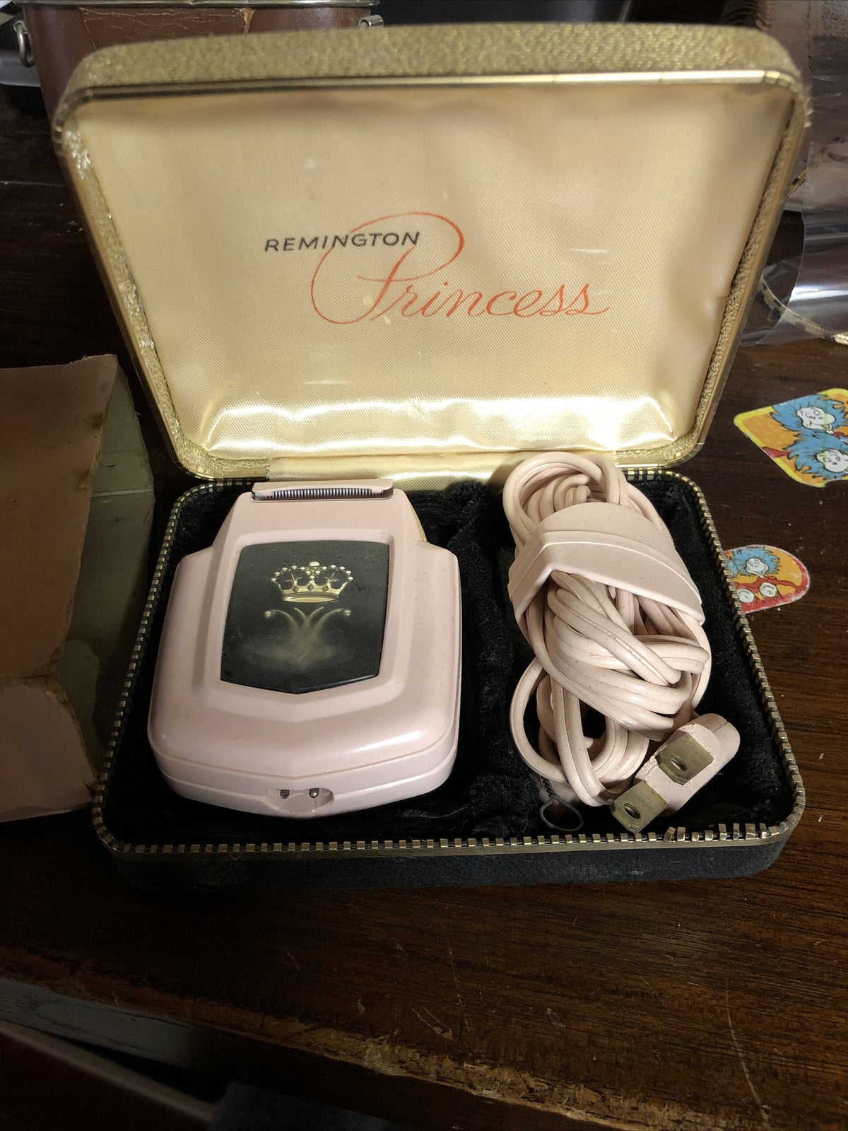 VINTAGE LADY REMINGTON PINK PRINCESS ELECTRIC SHAVER IN GOLD CASE1