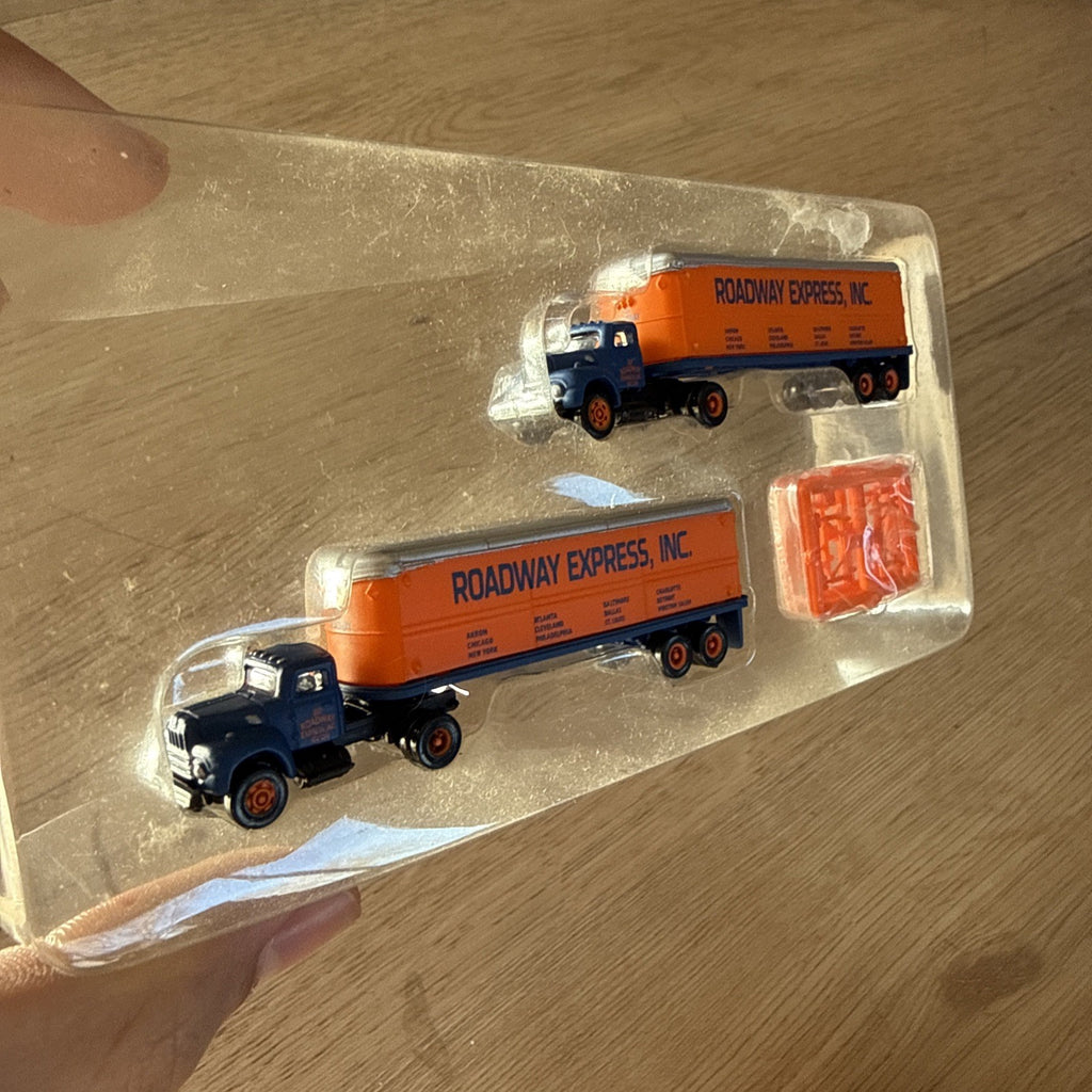 Vintage Micro Machines Roadway International Harvester R-190 Set of 23