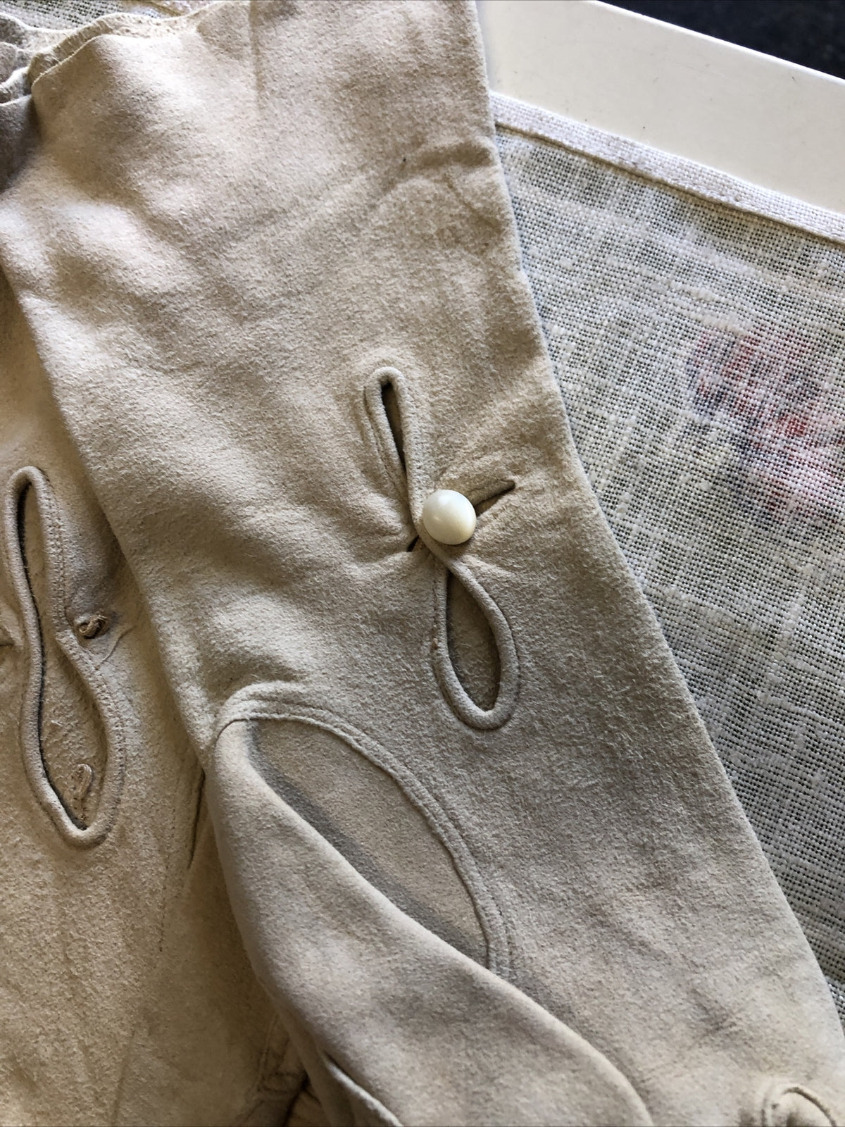 True Vintage Ladies Tan Gloves Nylon Size 6 1/24