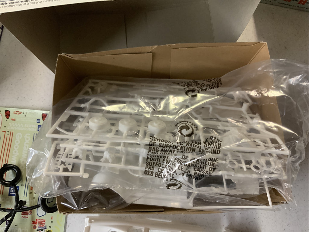 Revell Dale Earnhardt #3 Goodwrench Service Plus 2001 Monte Carlo Model Car 1:246