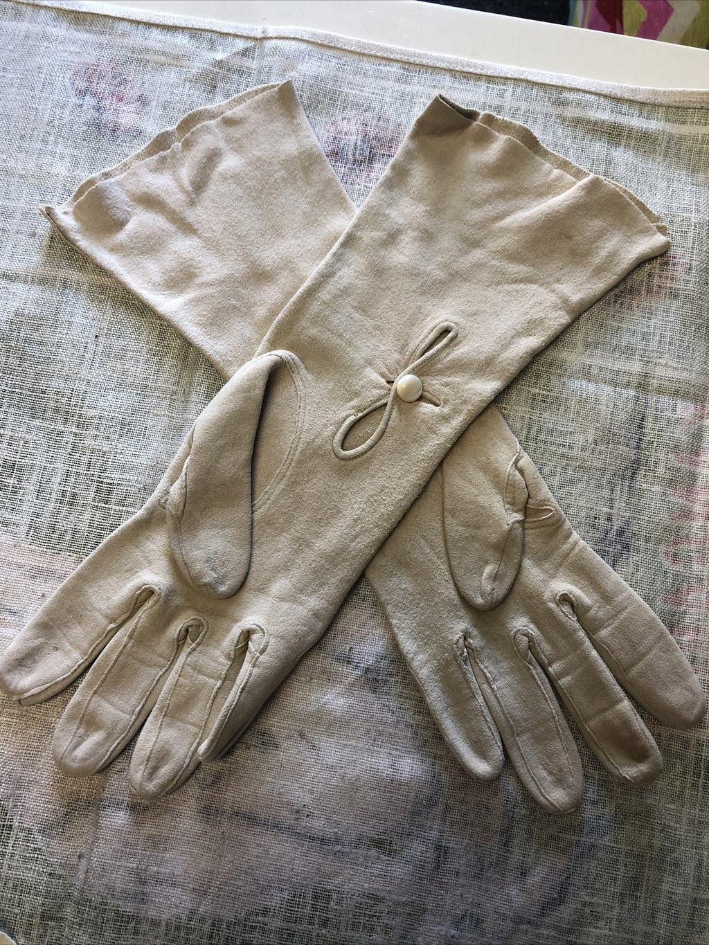 True Vintage Ladies Tan Gloves Nylon Size 6 1/20