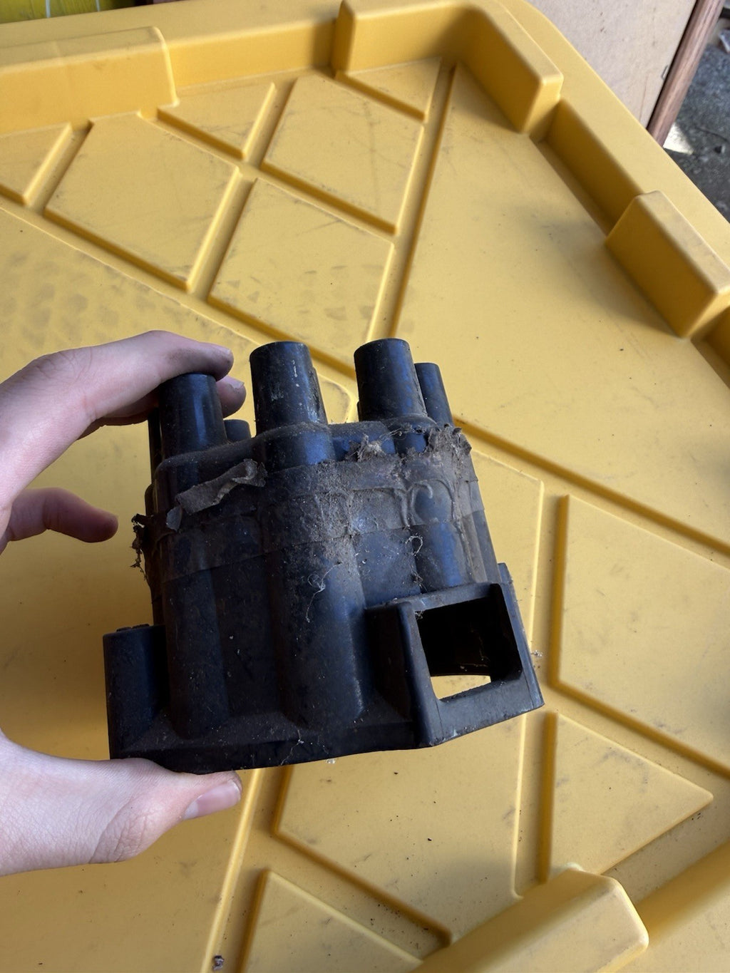 Chevrolet Corvette 1958 • Distributor Cap Delco Remy #1110890. Used.0