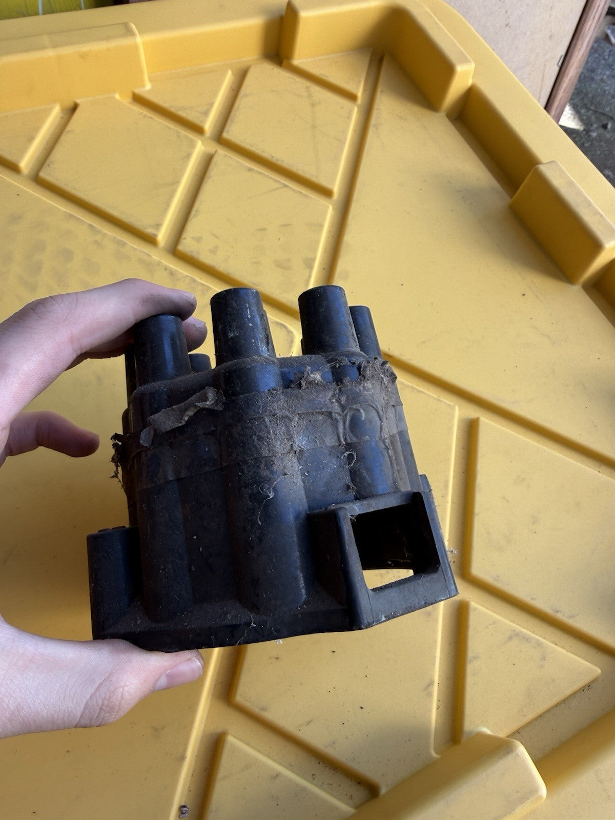 Chevrolet Corvette 1958 • Distributor Cap Delco Remy #1110890. Used.0