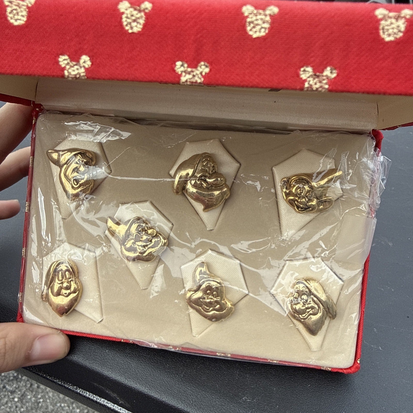 Disney 3D Gold Tone Snow White Seven Dwarfs In Original Box pin set of 7 pins3