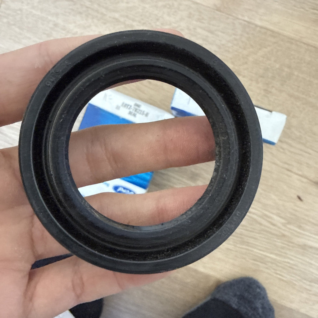 NOS Ford E0TZ-7B215-B Transfer Case Output Shaft Seal3