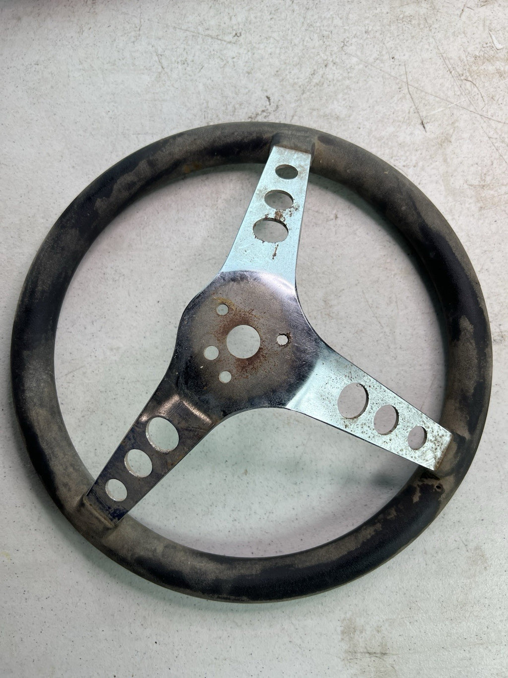Approx. 11" diameter Drilled aluminum-style spokes Black grip (shows wear) Class1
