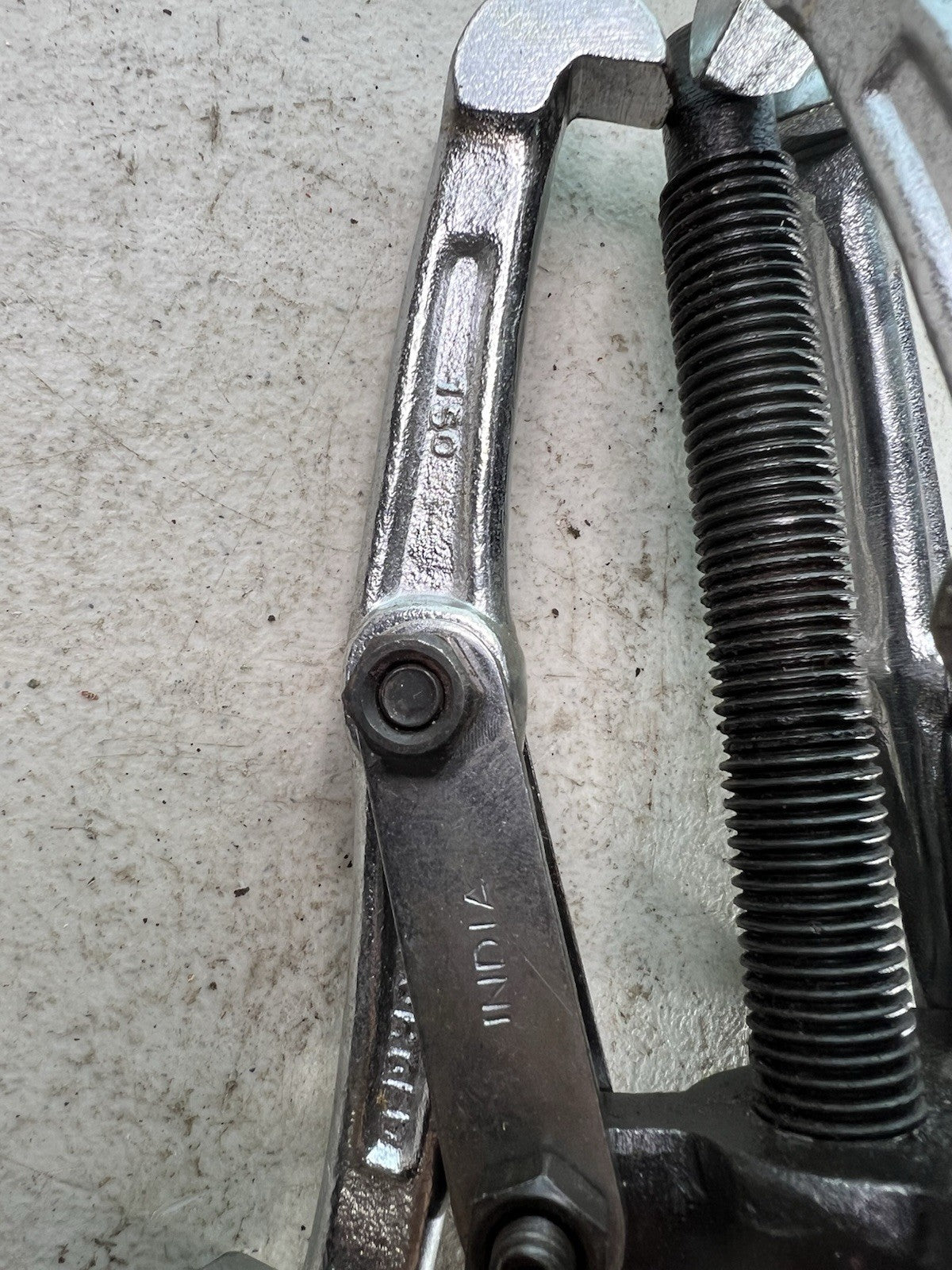 ADT- 3043 2TON 3-Jaw Gear Puller – 150mm1