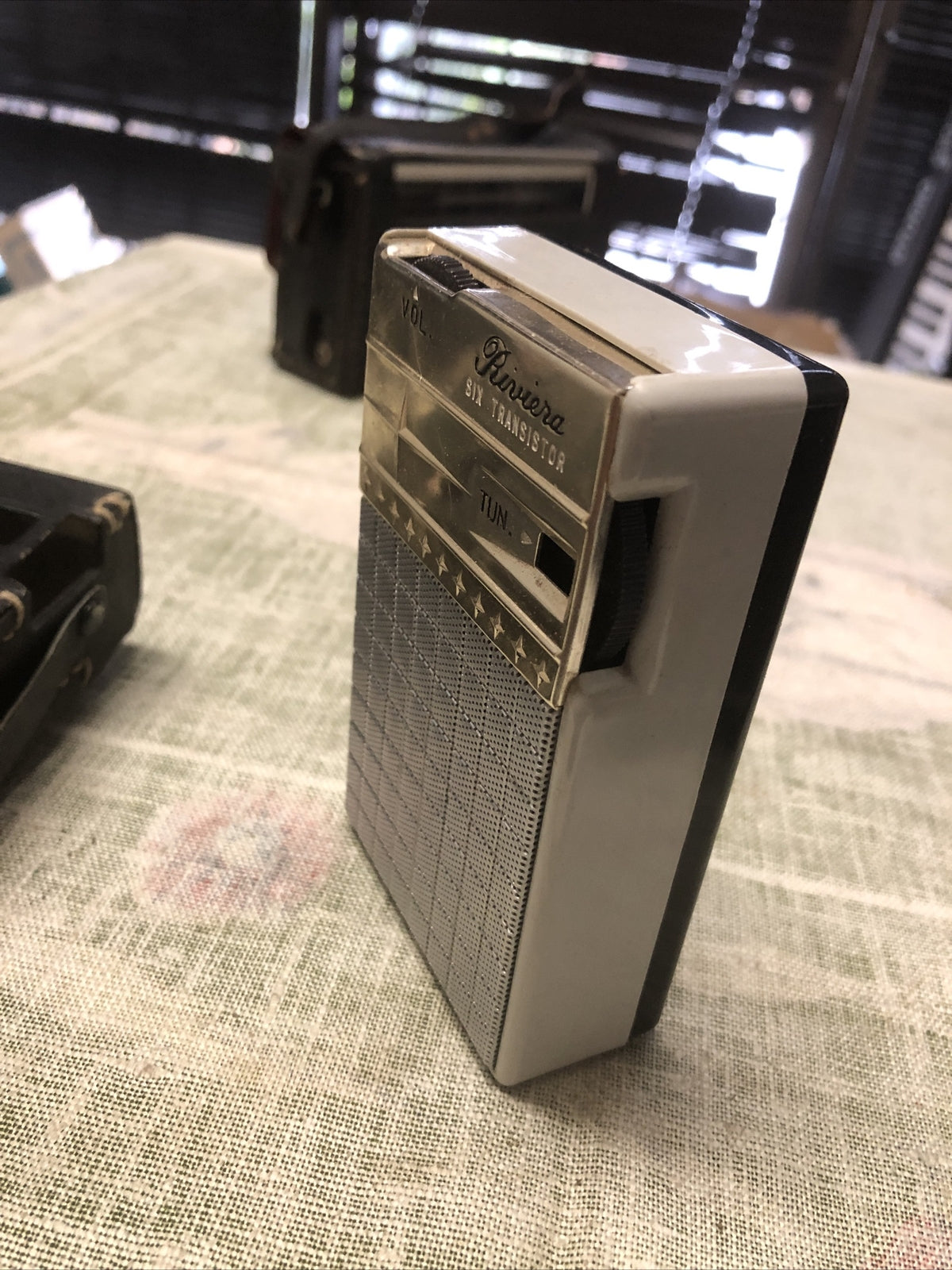 VINTAGE RIVIERA POCKET SIX TRANSISTOR WITH GENUINE COWHIDE CASE2