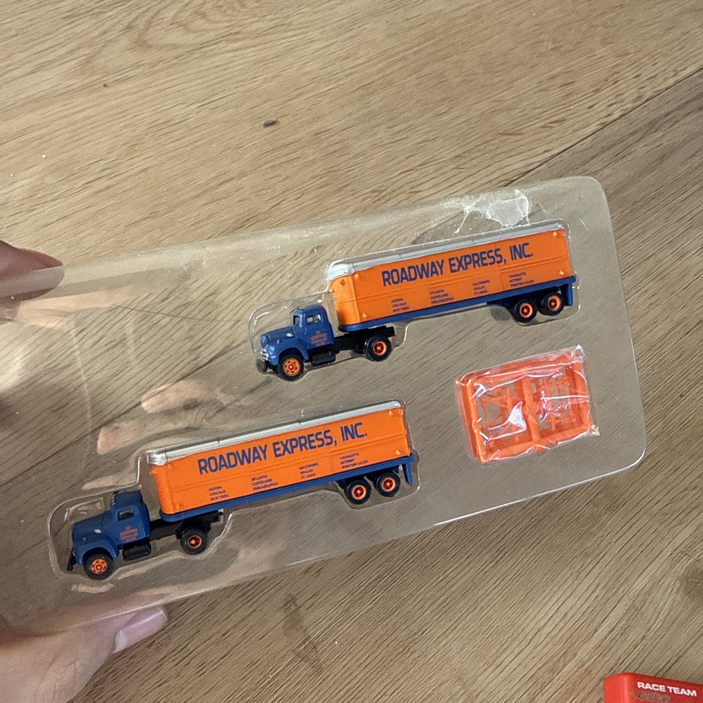 Vintage Micro Machines Roadway International Harvester R-190 Set of 22
