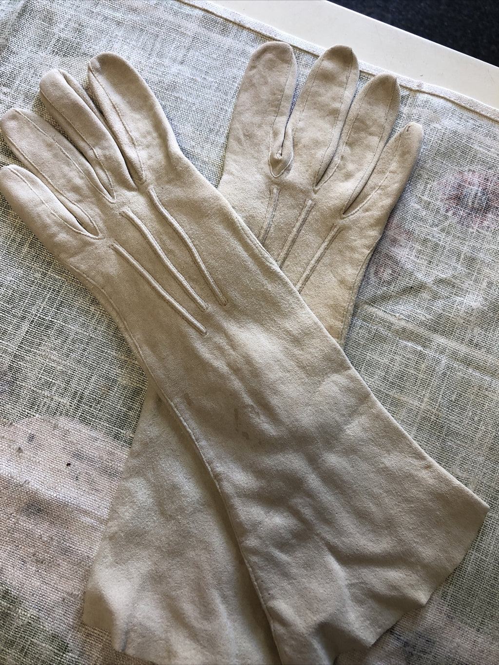 True Vintage Ladies Tan Gloves Nylon Size 6 1/22