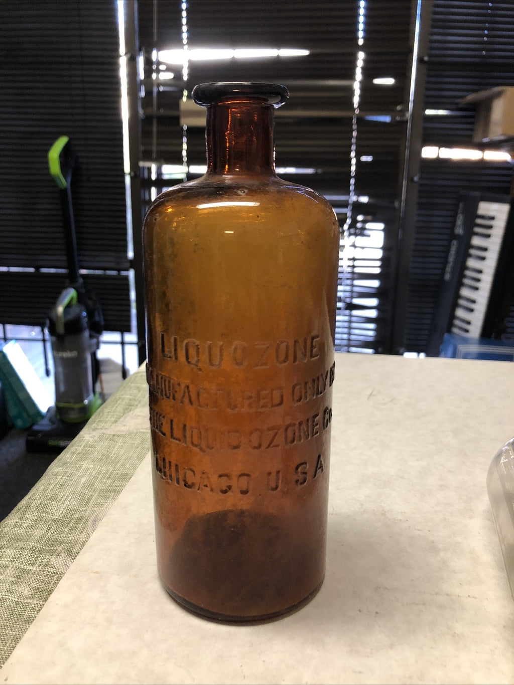 ANTIQUE LIQUOZONE THE LIQUID OZONE CO. CHICAGO USA GLASS BOTTLE0