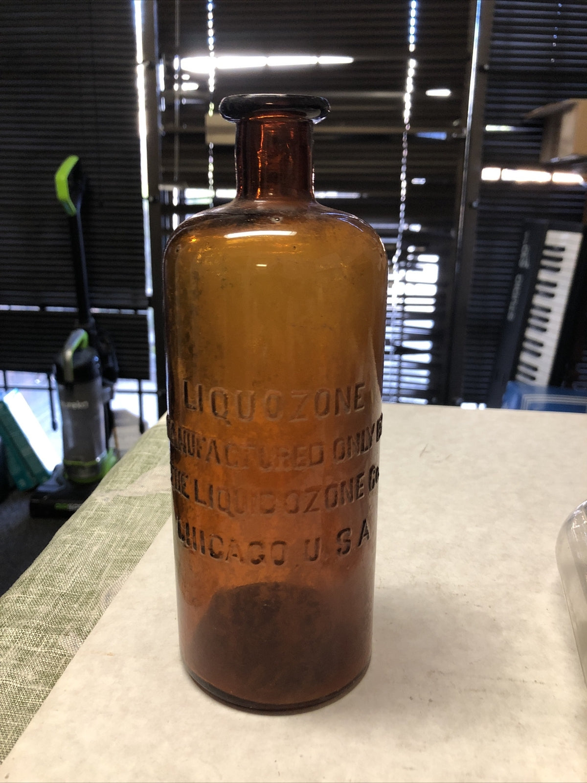 ANTIQUE LIQUOZONE THE LIQUID OZONE CO. CHICAGO USA GLASS BOTTLE0