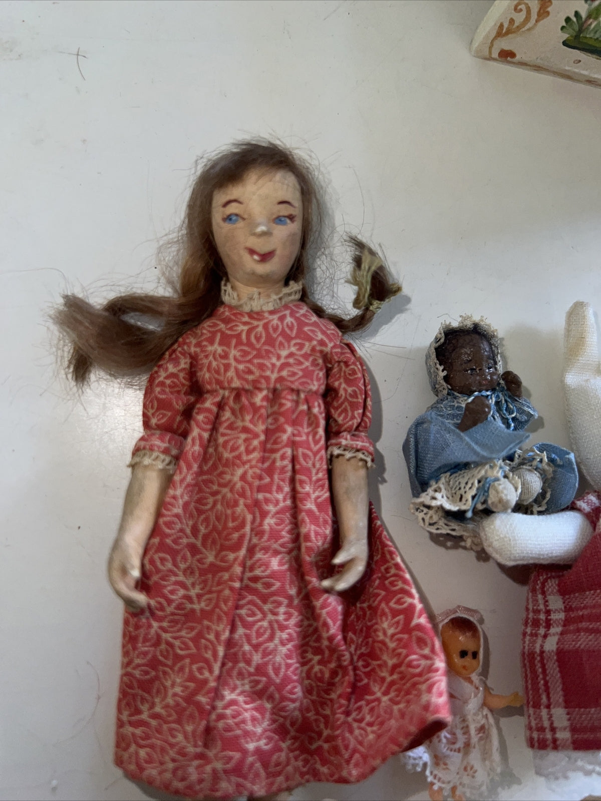 Small Lot of Random Dollhouse Dolls Miniature Bunny Baby and German Doll Set4