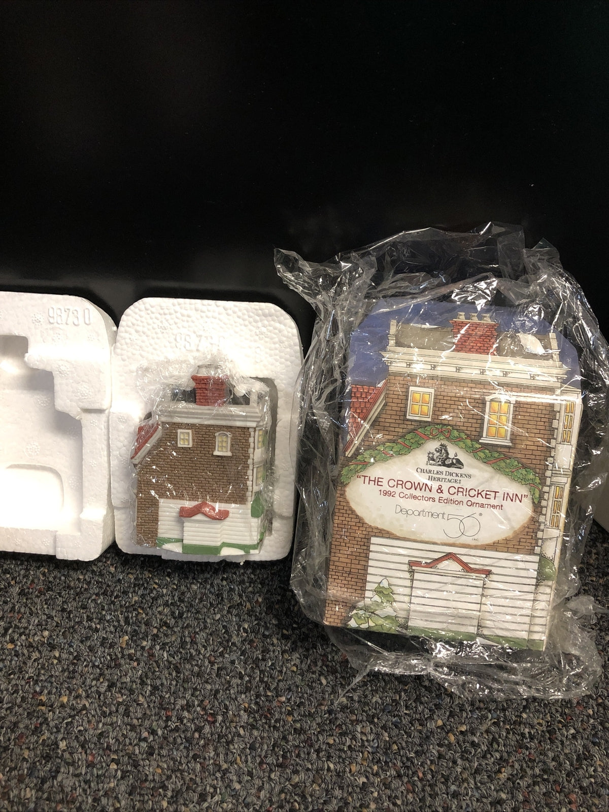 Department 56 NIB "The Crown & Cricket Inn" COLLECTORS EDITION ORNAMENT 19920