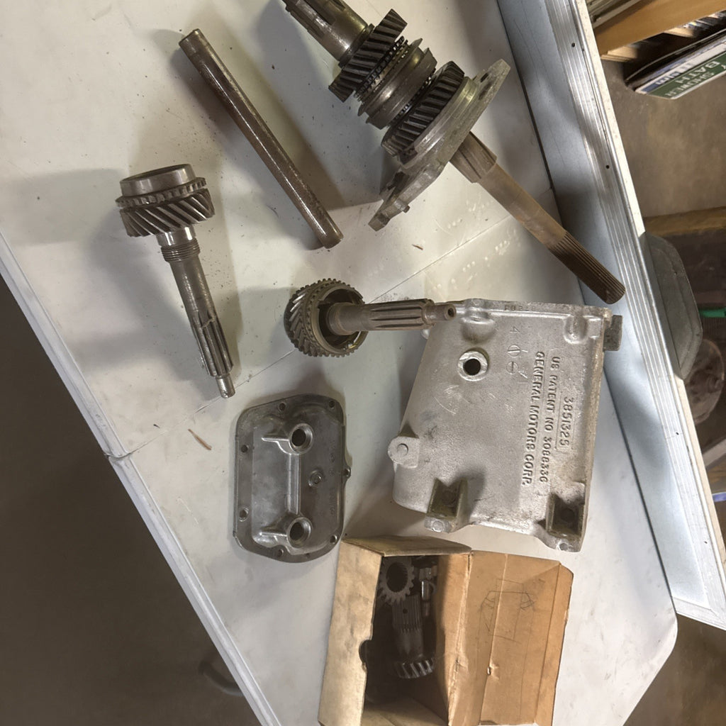 1963/65 Munice M-20 Cast 3851325 Transmission Parts OEM GM0