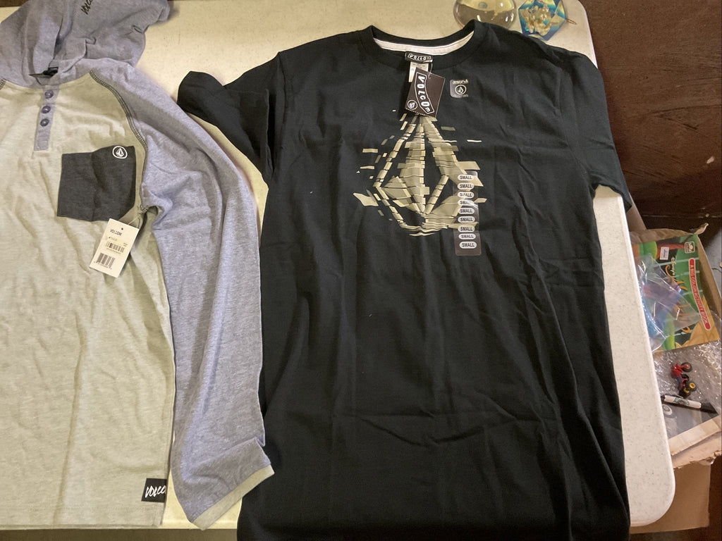 Volcom Men’s Lot Of 2 Size Small1