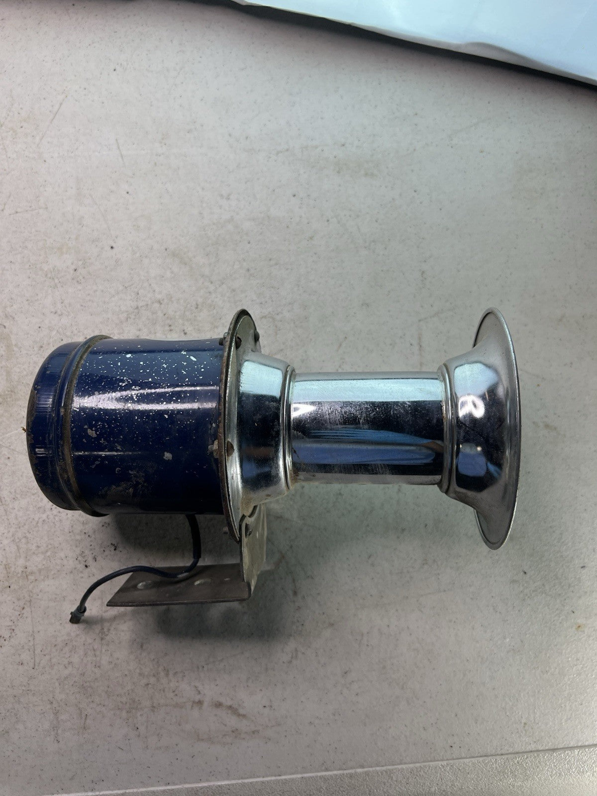 Vintage Chrome Bullet Air Horn 12V Electric Siren – Blue Housing, Chrome Bell1