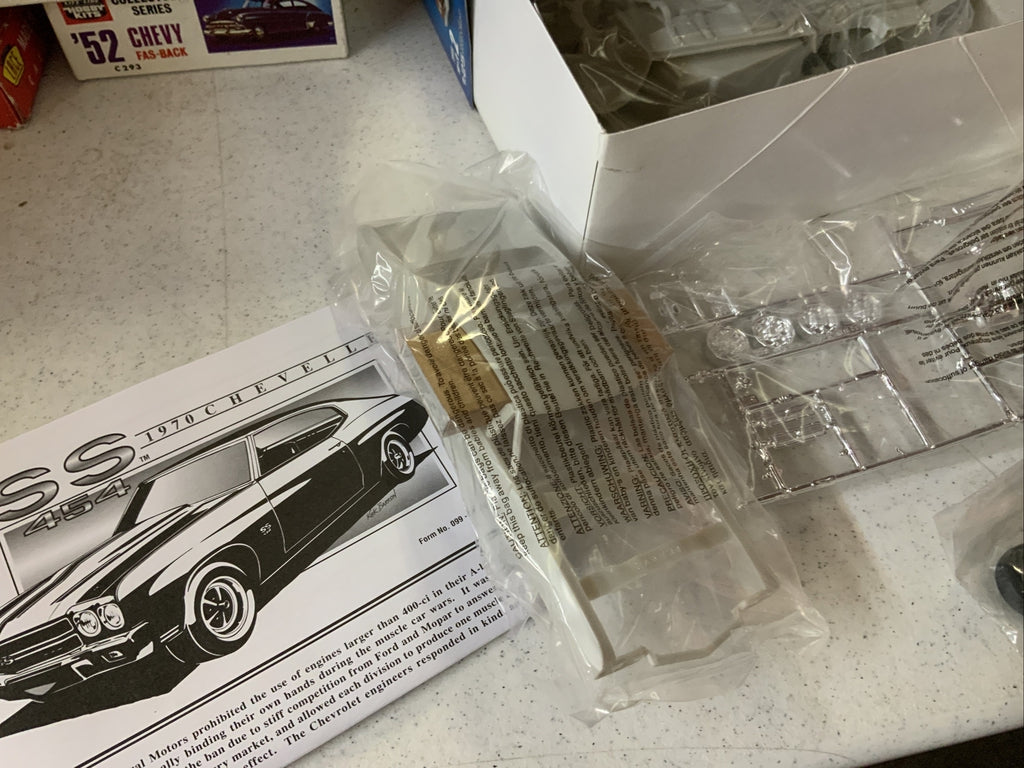 AMT ERTL 1:25 Scale Model Kit - 1970 Chevy Chevelle SS454 -6