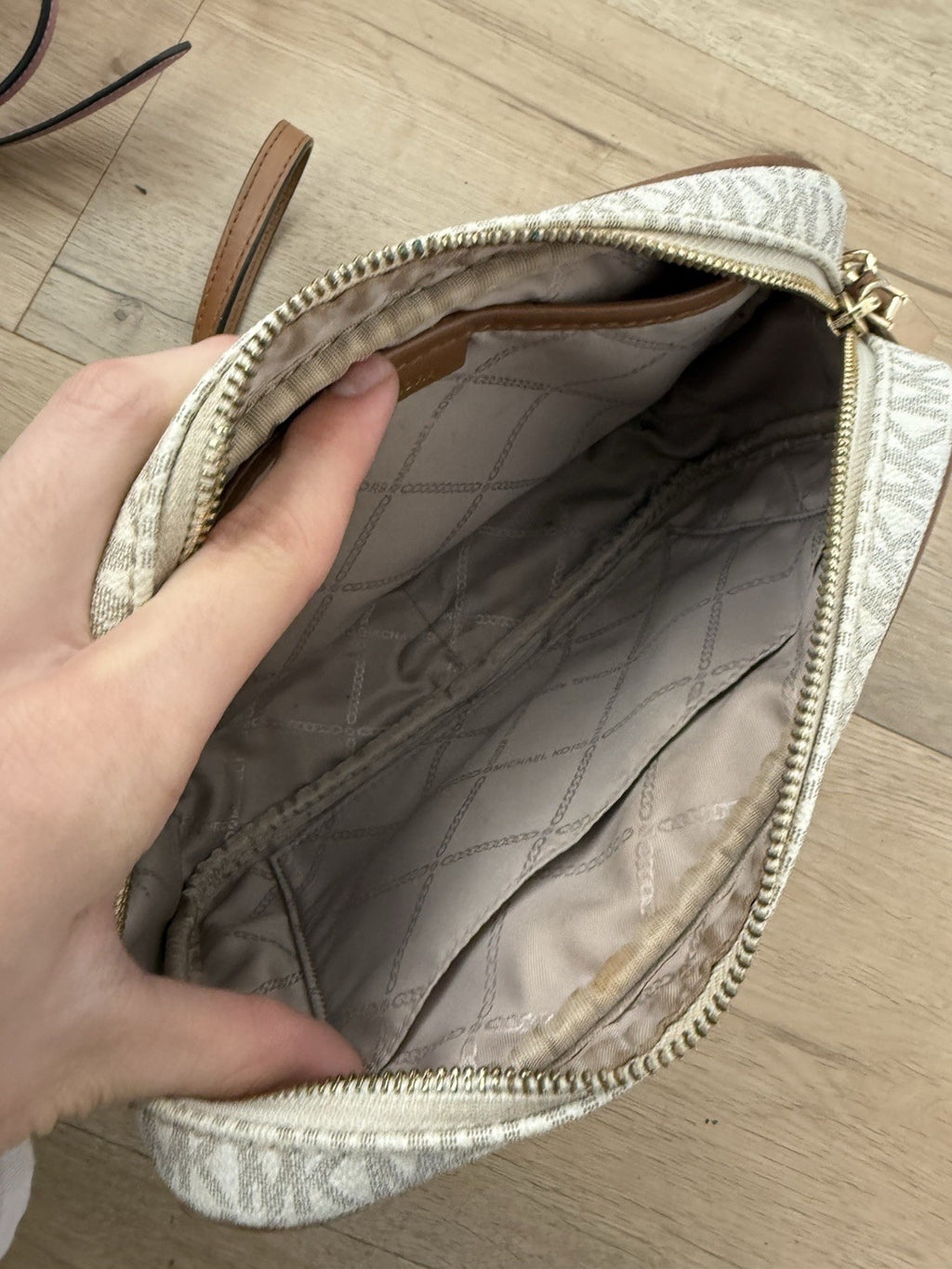 Michael Kors Jet Set Item Large Crossbody Vanilla/Acrn6