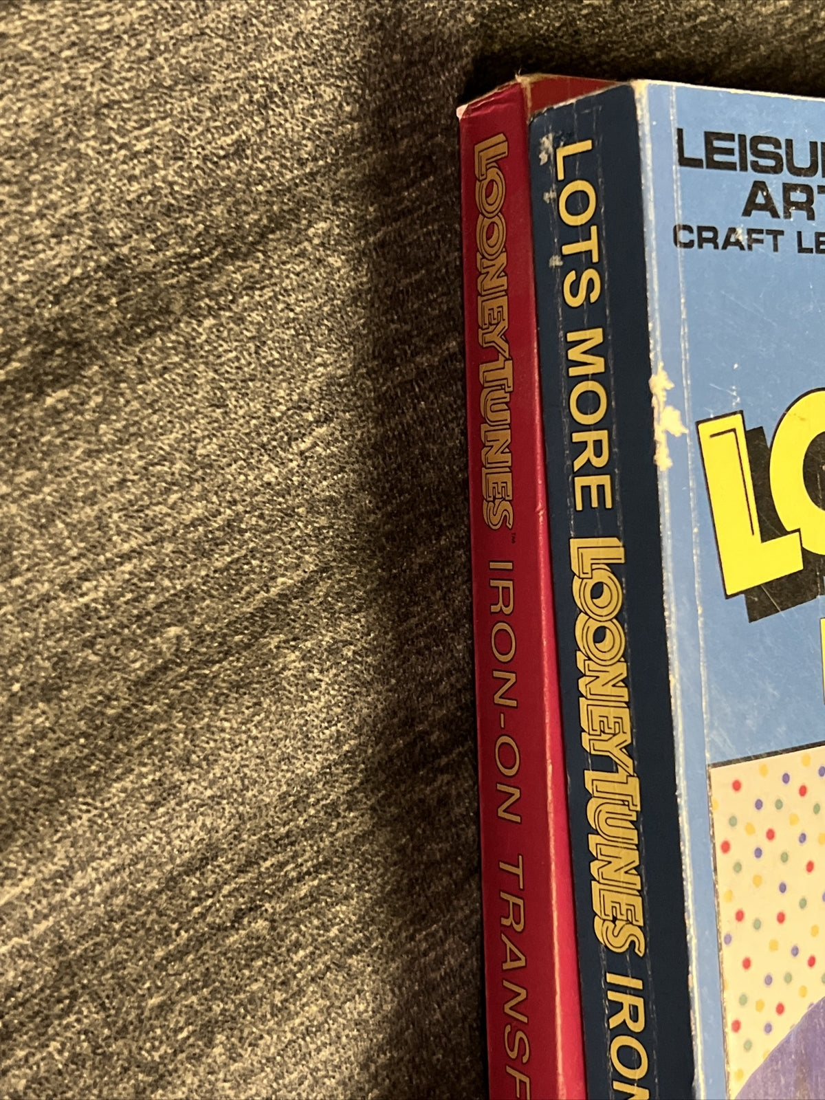 2 Vintage LOONEY TUNES Iron On Transfers BOOK Leisure Arts Cartoons 1993 19959