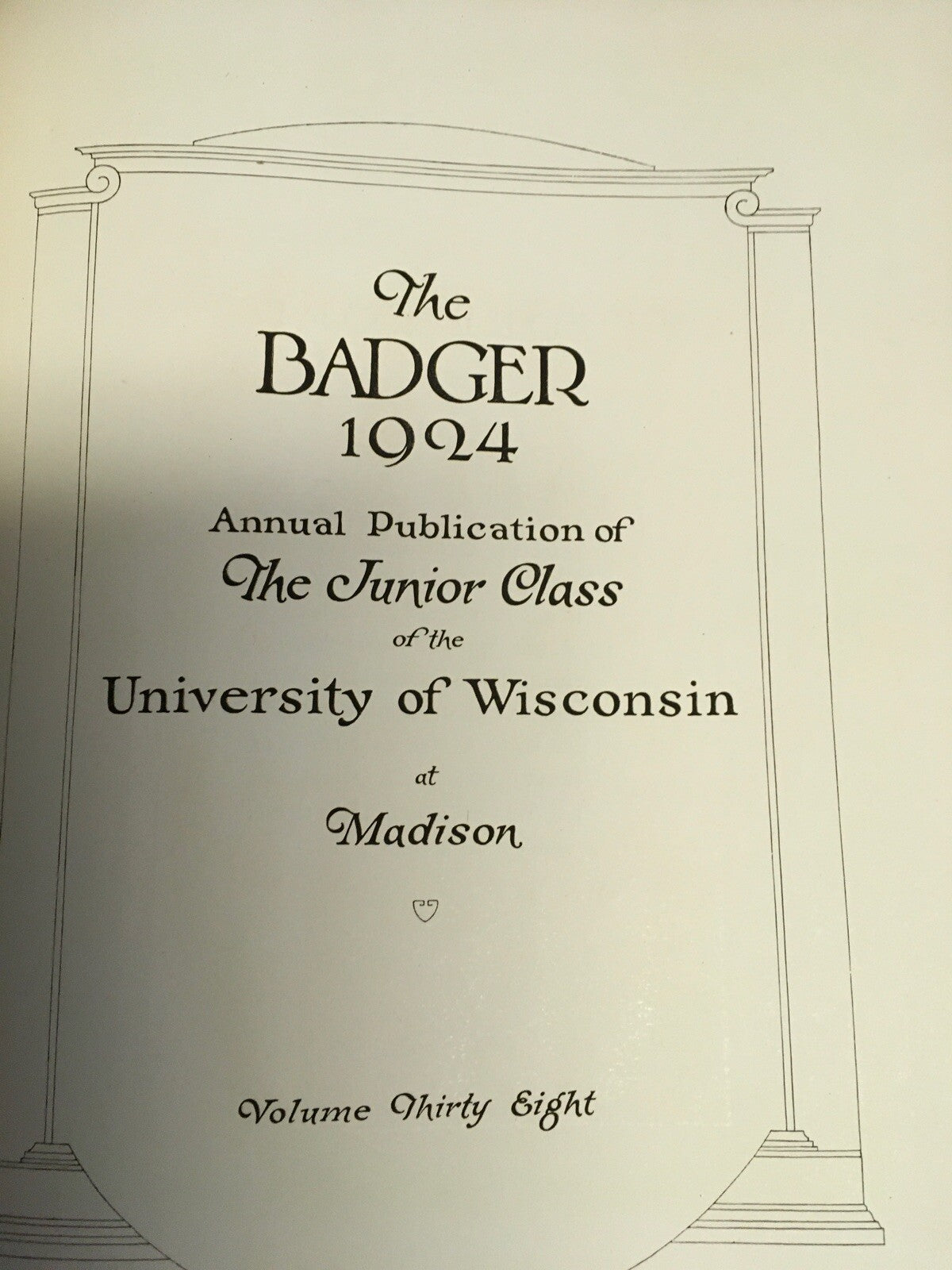 THE BADGER YEARBOOK 1924 (1923) UNIVERSITY OF WISCONSIN Volume 38 The Junio Clas7