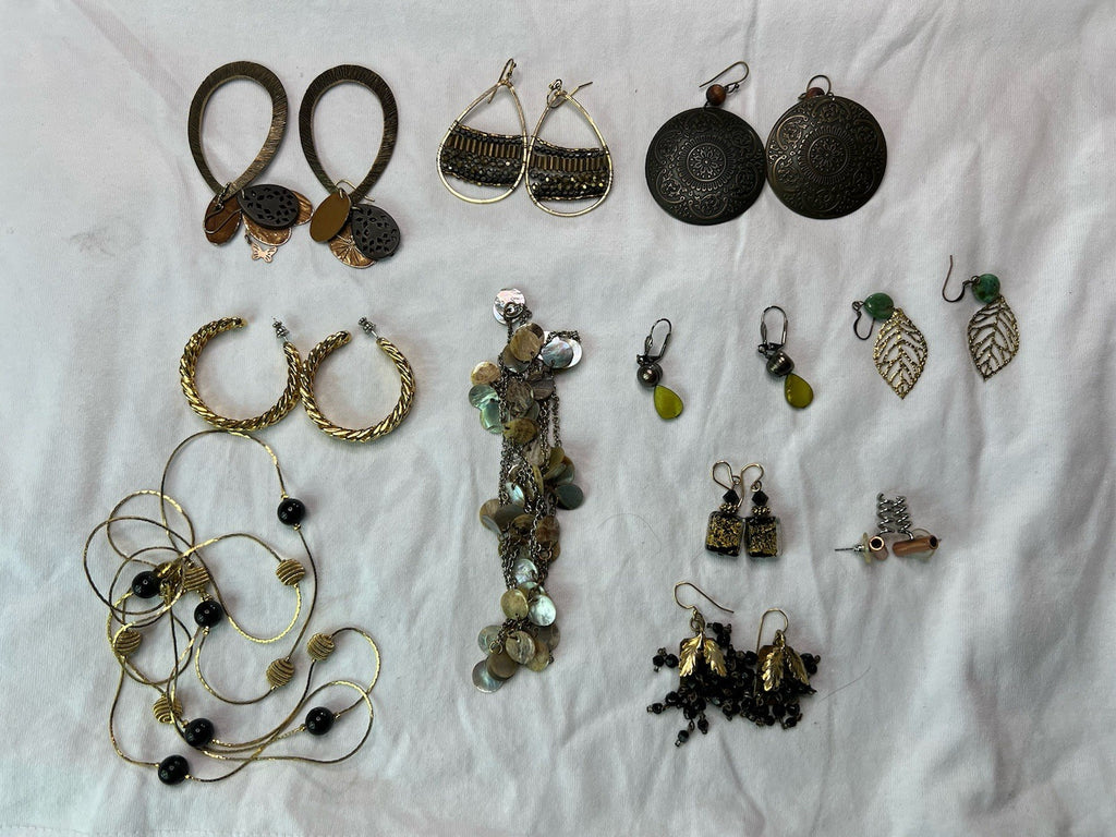 11 pc Jewelry Lot Vintage modern matching Earring sets & Necklaces0